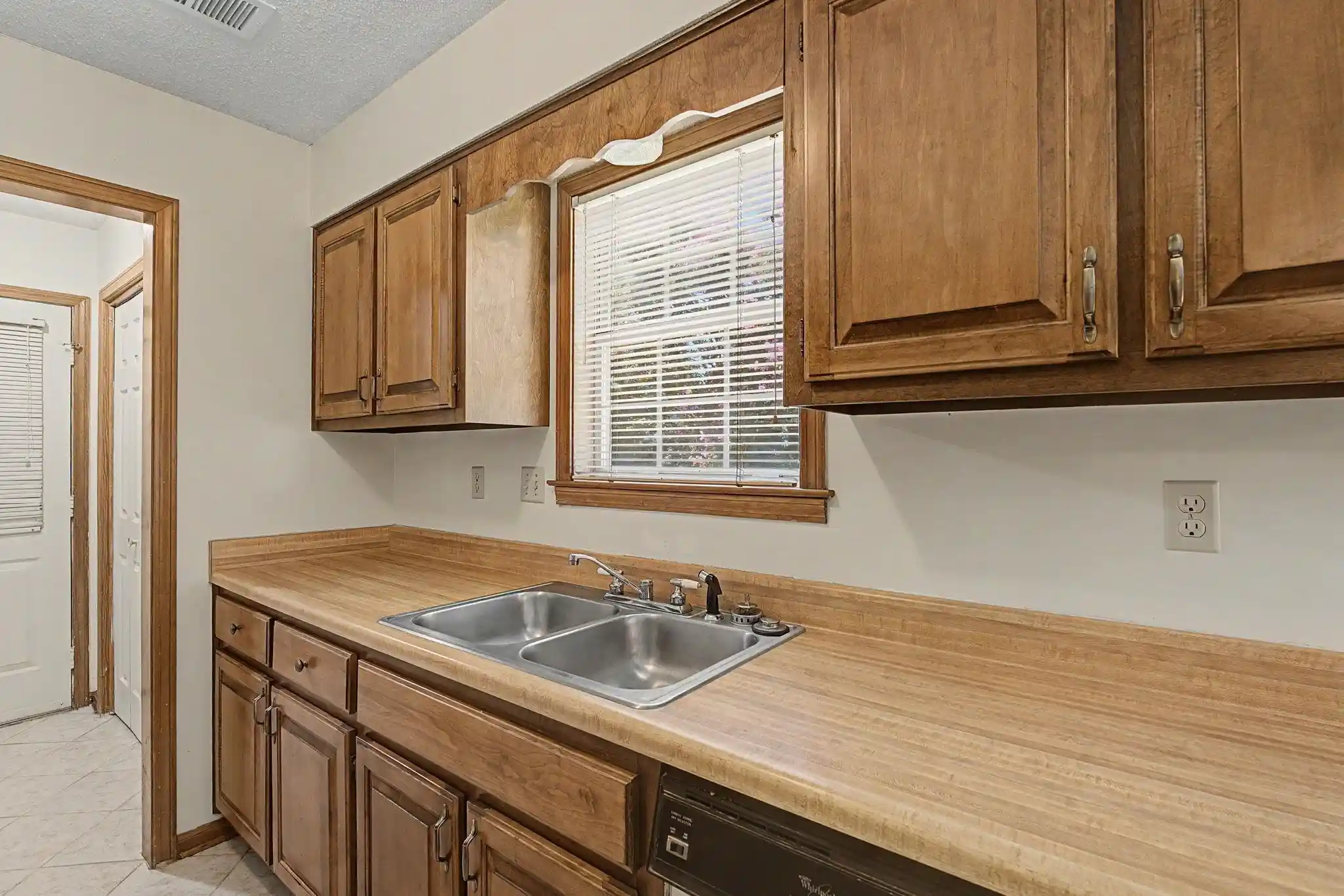 Photo 4 of Sale Pending at 6949 Daneman Dr, Memphis, TN 38133 | MLS# 10228011 | Listing updated on 2026-08-19