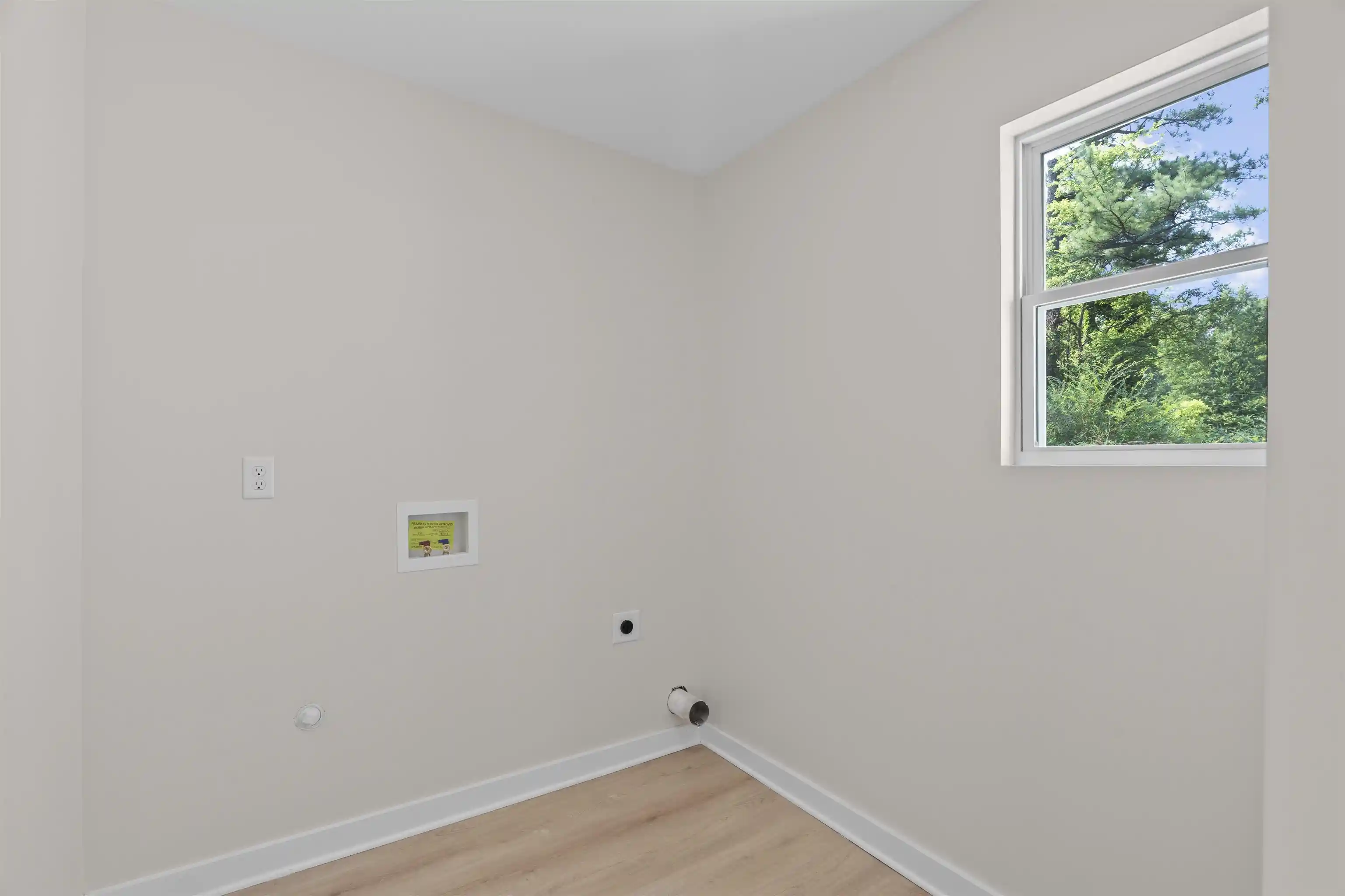 Photo 3 of Sale Pending at 3347 Cicalla Ave, Memphis, TN 38122 | MLS# 10228031 | Listing updated on 2026-09-23