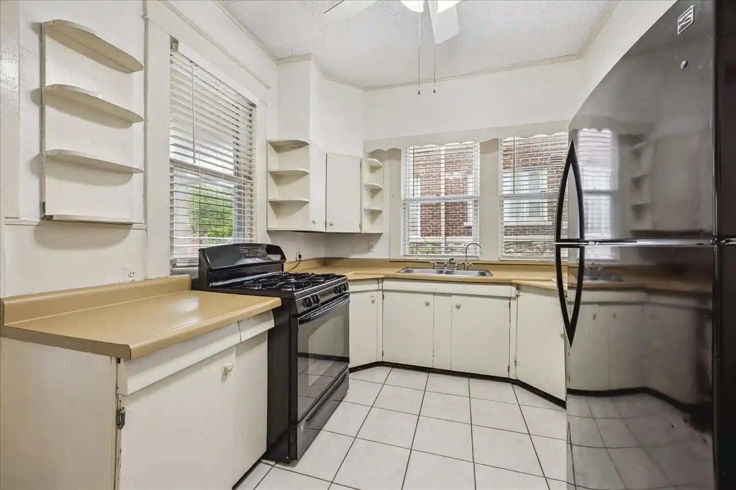 Photo 3 of Multi family home for sale at 1901 Linden Ave, Memphis, TN 38104 | MLS# 10228036 | Listing updated on 2026-08-10