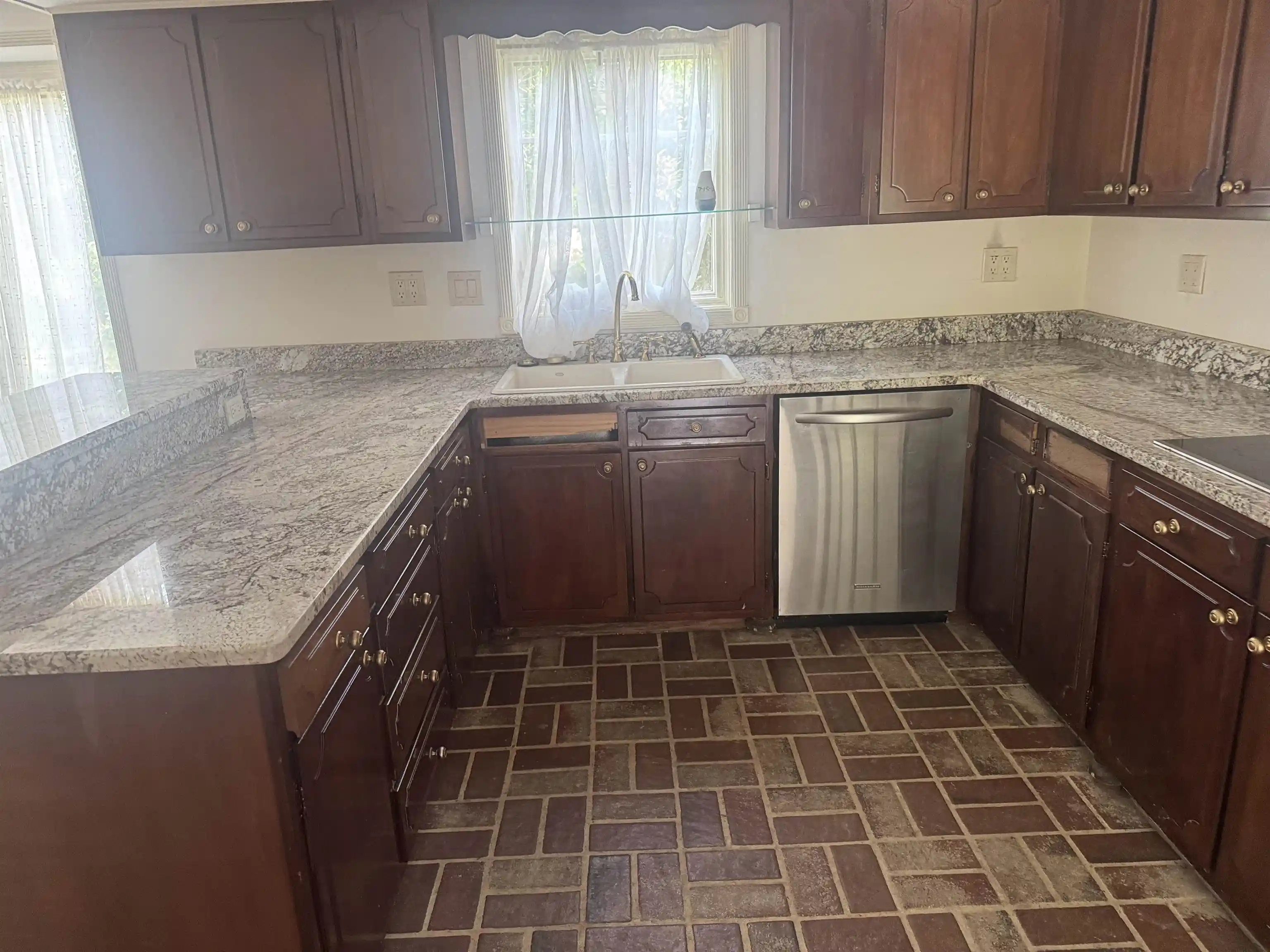 Photo 3 of Single family home for sale at 7075 Poplar Pike, Germantown, TN 38138 | MLS# 10228191 | Listing updated on 2026-08-14