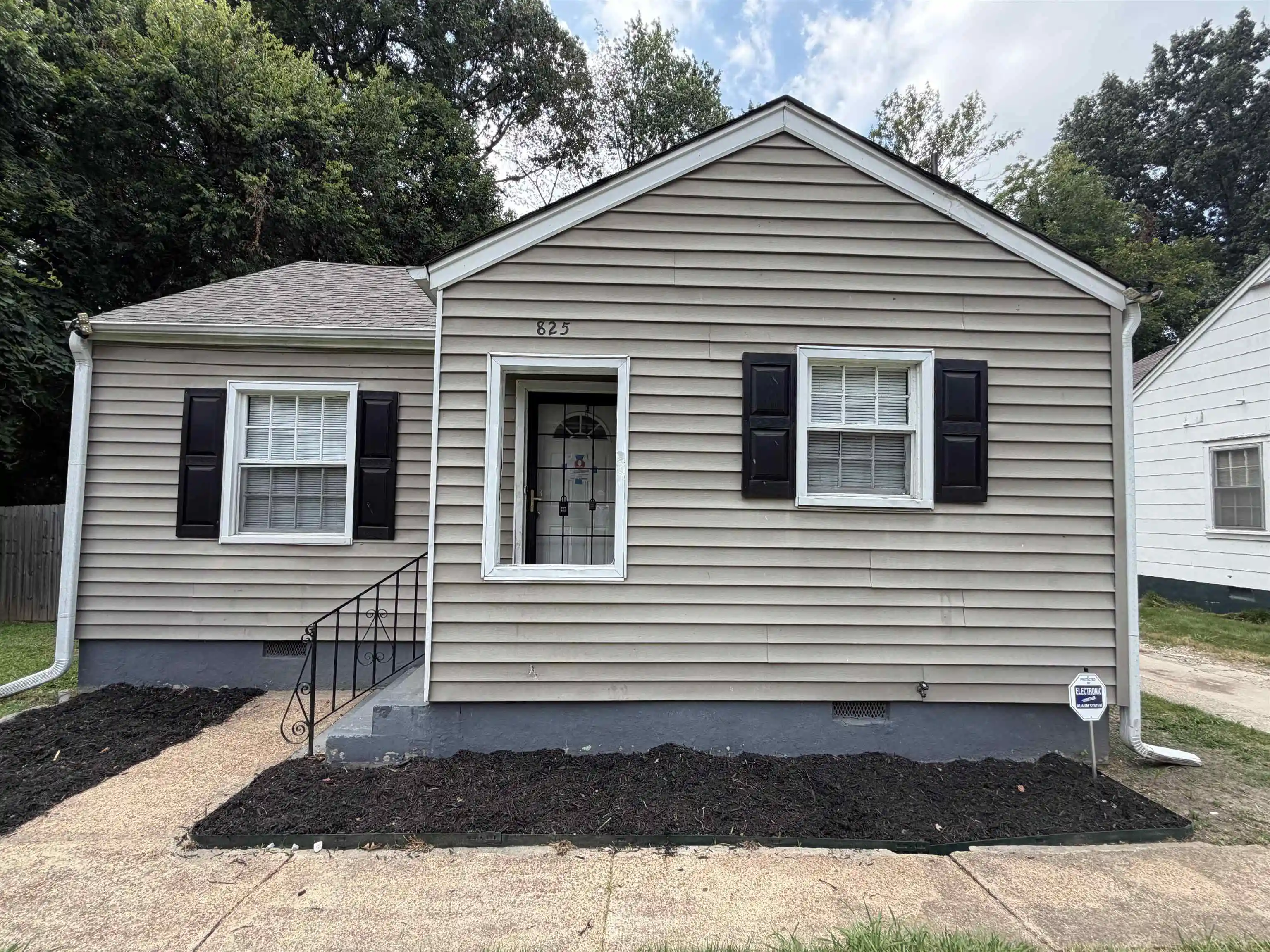 Photo 1 of Single family home for sale at 825 Bowen Cir, Memphis, TN 38122 | MLS# 10228272 | Listing updated on 2026-09-23