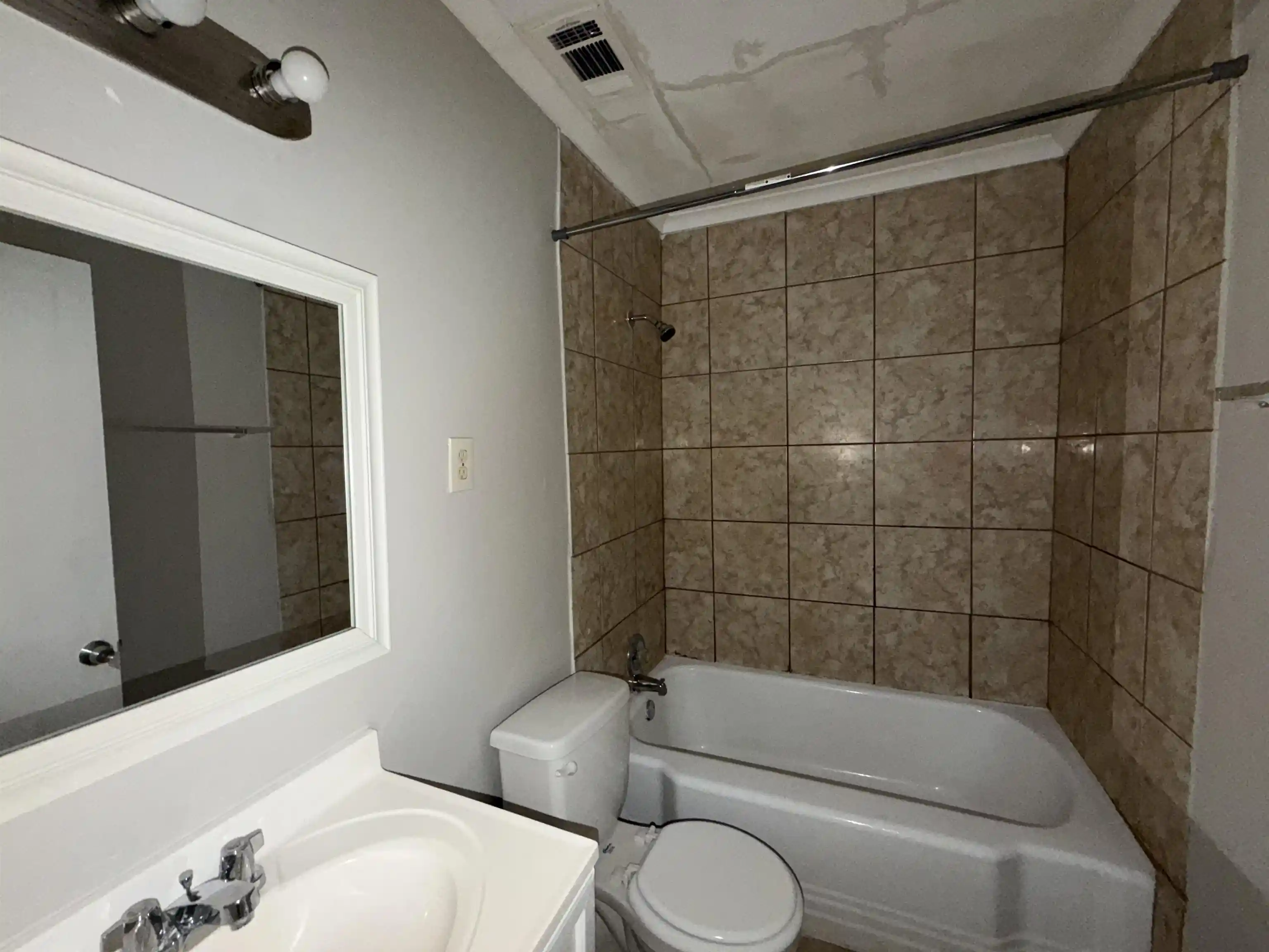 Photo 3 of Single family home for sale at 825 Bowen Cir, Memphis, TN 38122 | MLS# 10228272 | Listing updated on 2026-09-23