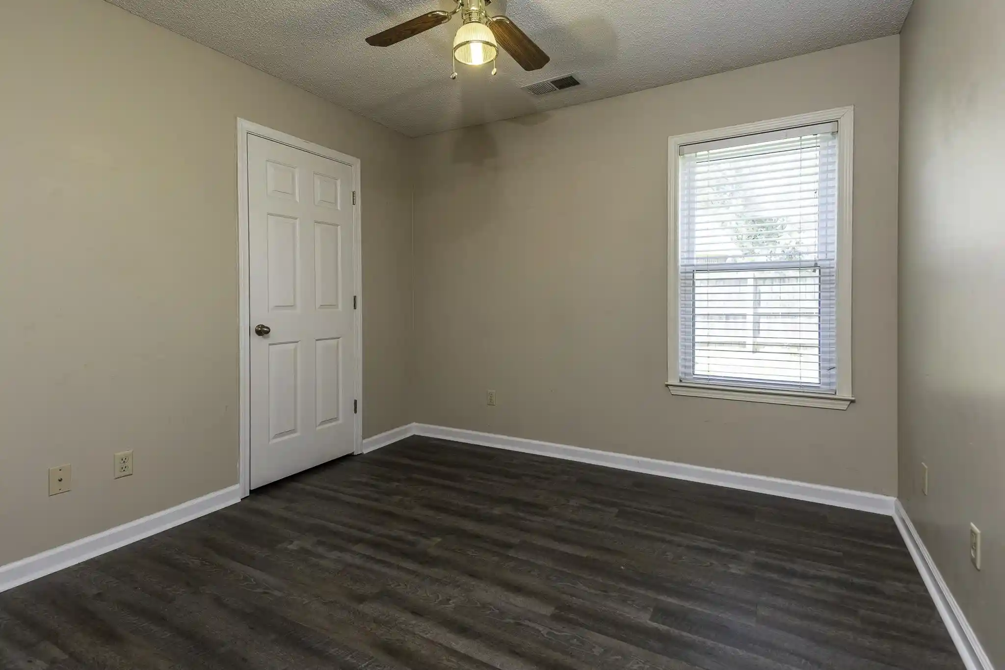 Photo 3 of Sale Pending at 4690 Shadow Tree Cv, Bartlett, TN 38002 | MLS# 10228385 | Listing updated on 2026-09-01