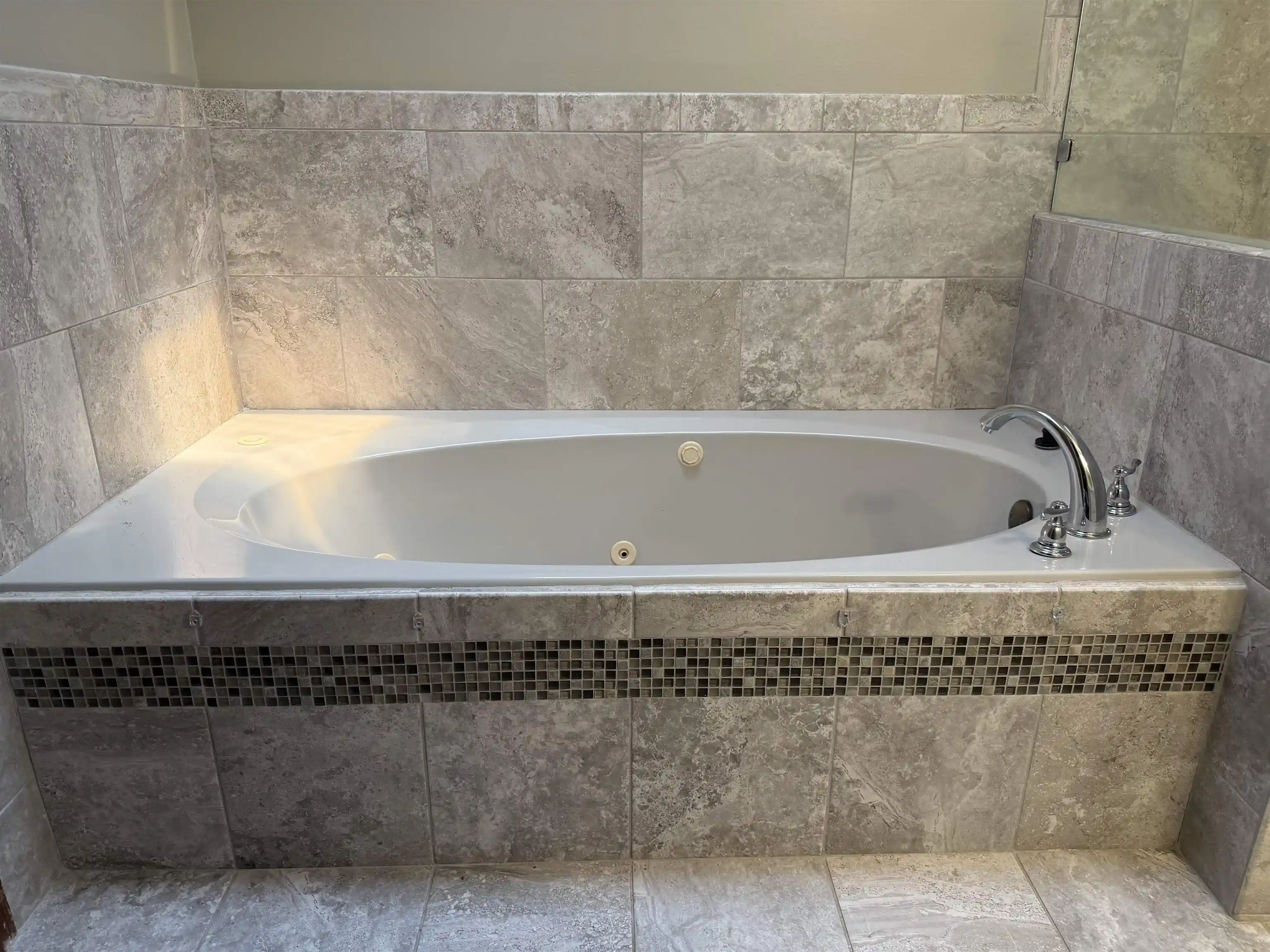 Photo 3 of Sale Pending at 6734 E Spencer Forest Dr, Memphis, TN 38141 | MLS# 10228405 | Listing updated on 2026-08-18