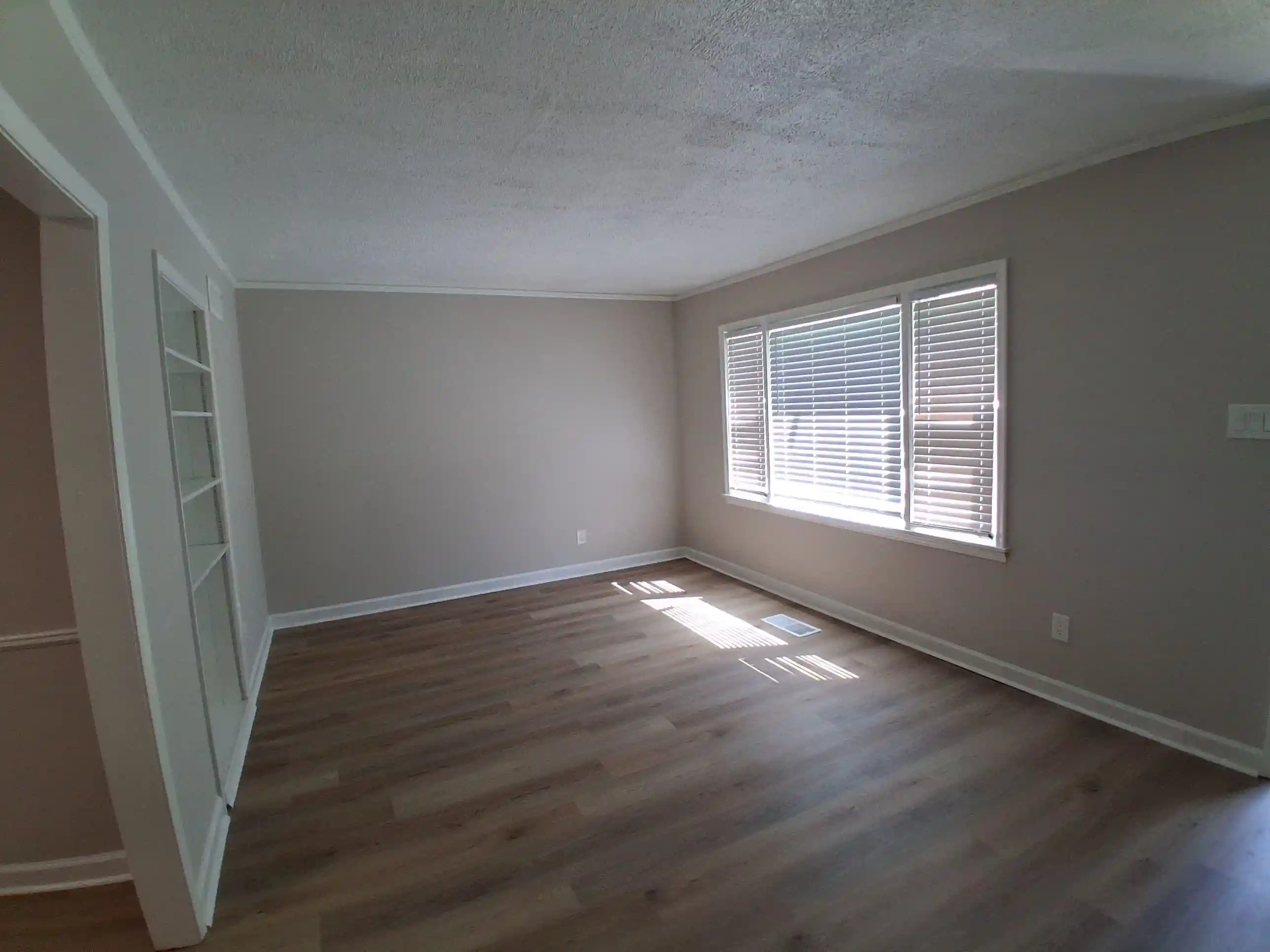 Photo 3 of Sale Pending at 2805 W Lake Shore Dr, Memphis, TN 38127 | MLS# 10228471 | Listing updated on 2026-09-02