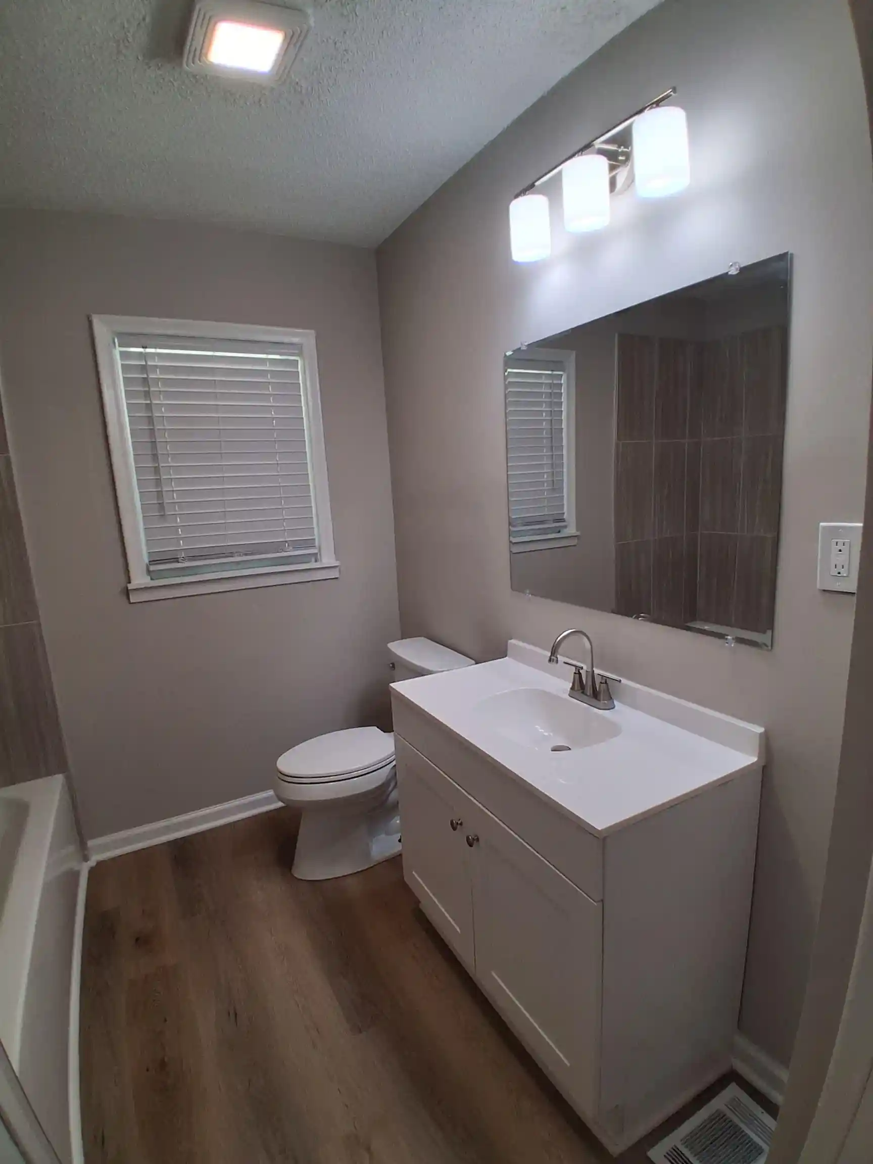 Photo 3 of Sale Pending at 2805 W Lake Shore Dr, Memphis, TN 38127 | MLS# 10228471 | Listing updated on 2026-09-02