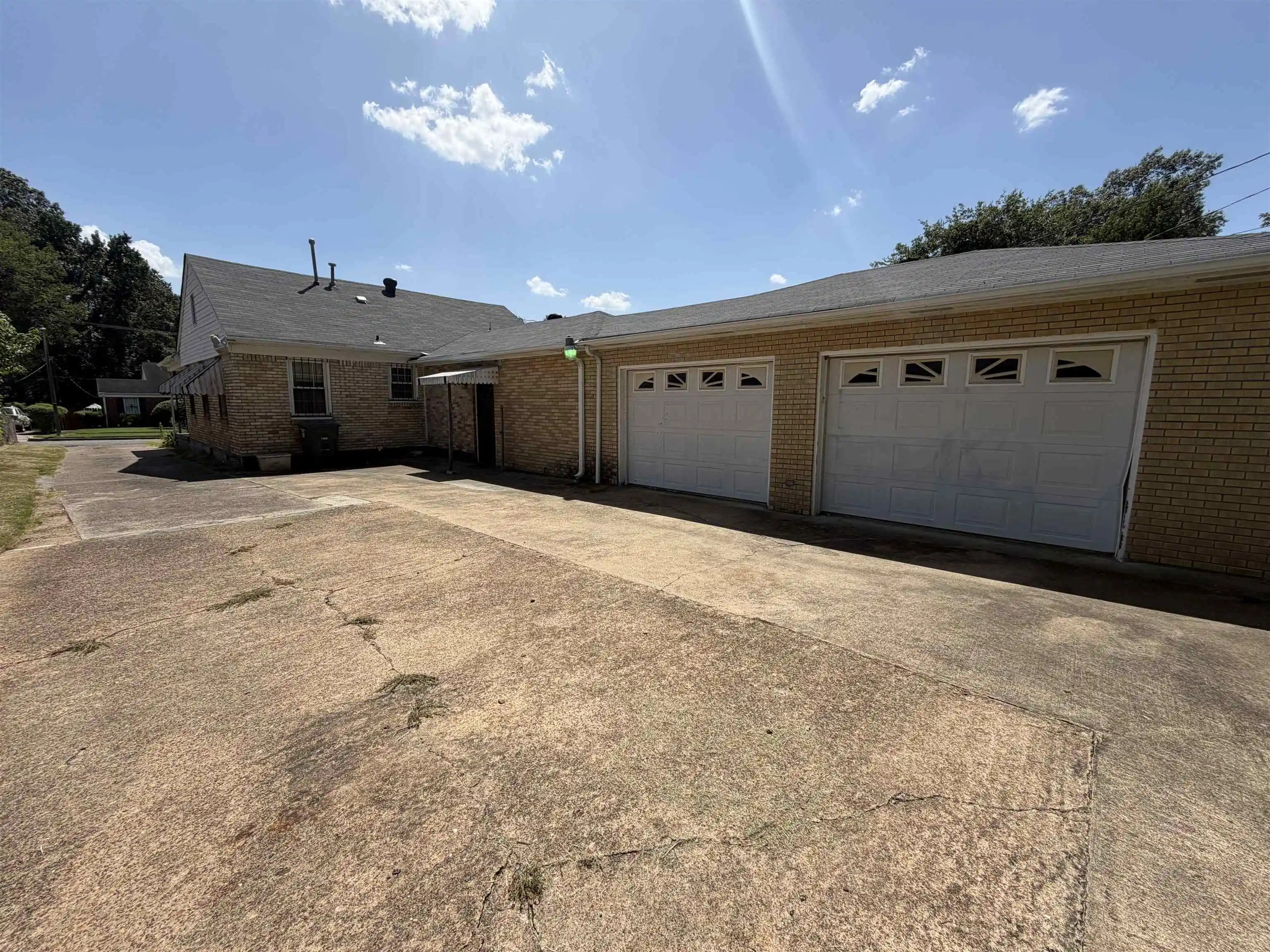 Photo 3 of Sale Pending at 2084 Worthington Cir, Memphis, TN 38114 | MLS# 10228518 | Listing updated on 2026-09-01