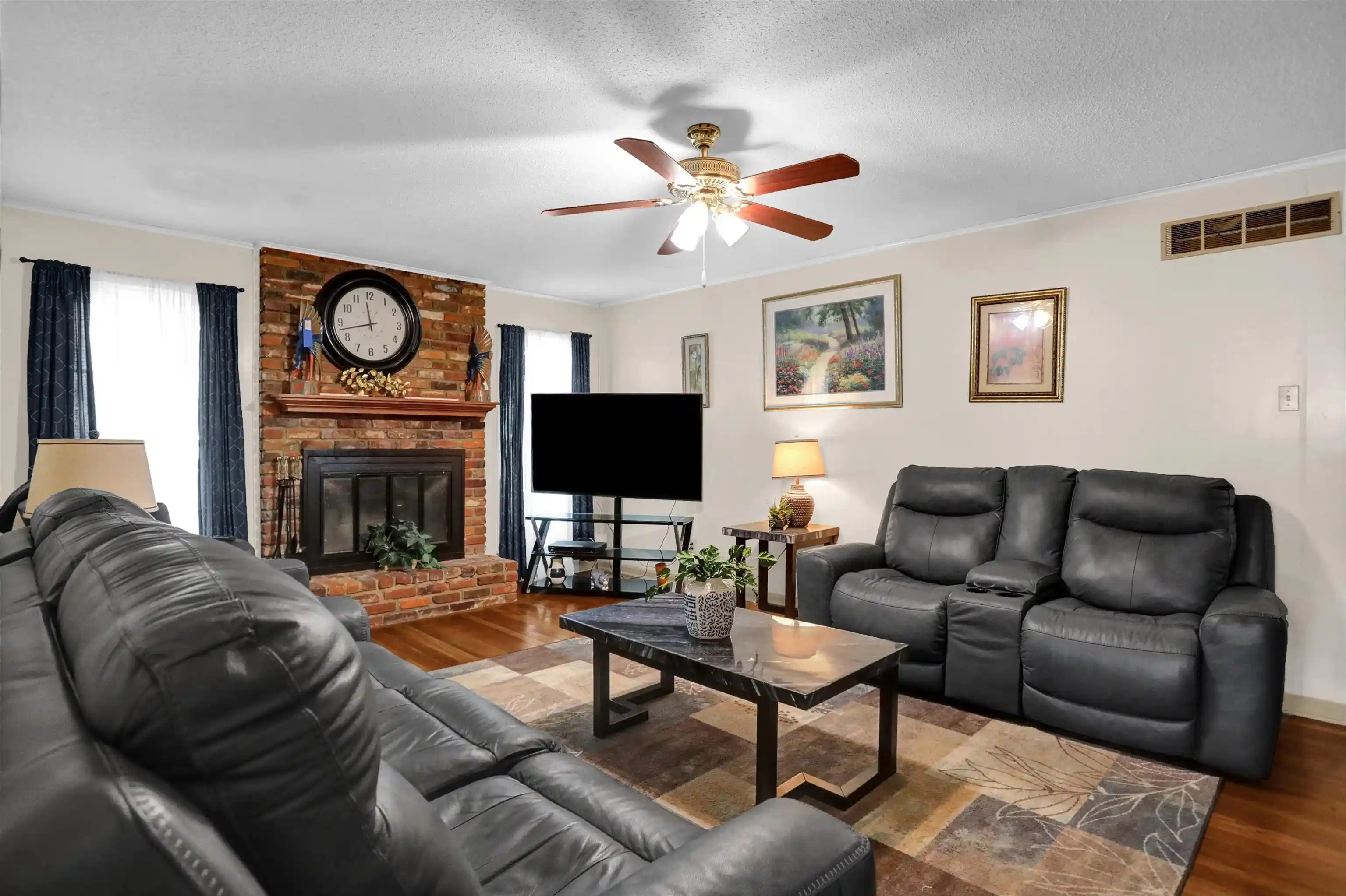 Photo 3 of Sale Pending at 4570 Craigmont Dr, Memphis, TN 38128 | MLS# 10228650 | Listing updated on 2026-09-15