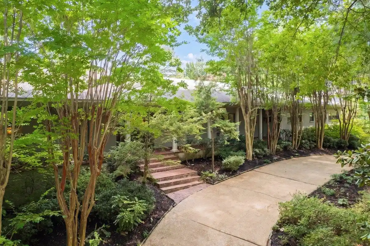 Photo 1 of Single family home for sale at 680 Sweetbrier Rd, Memphis, TN 38120 | MLS# 10228886 | Listing updated on 2026-08-21