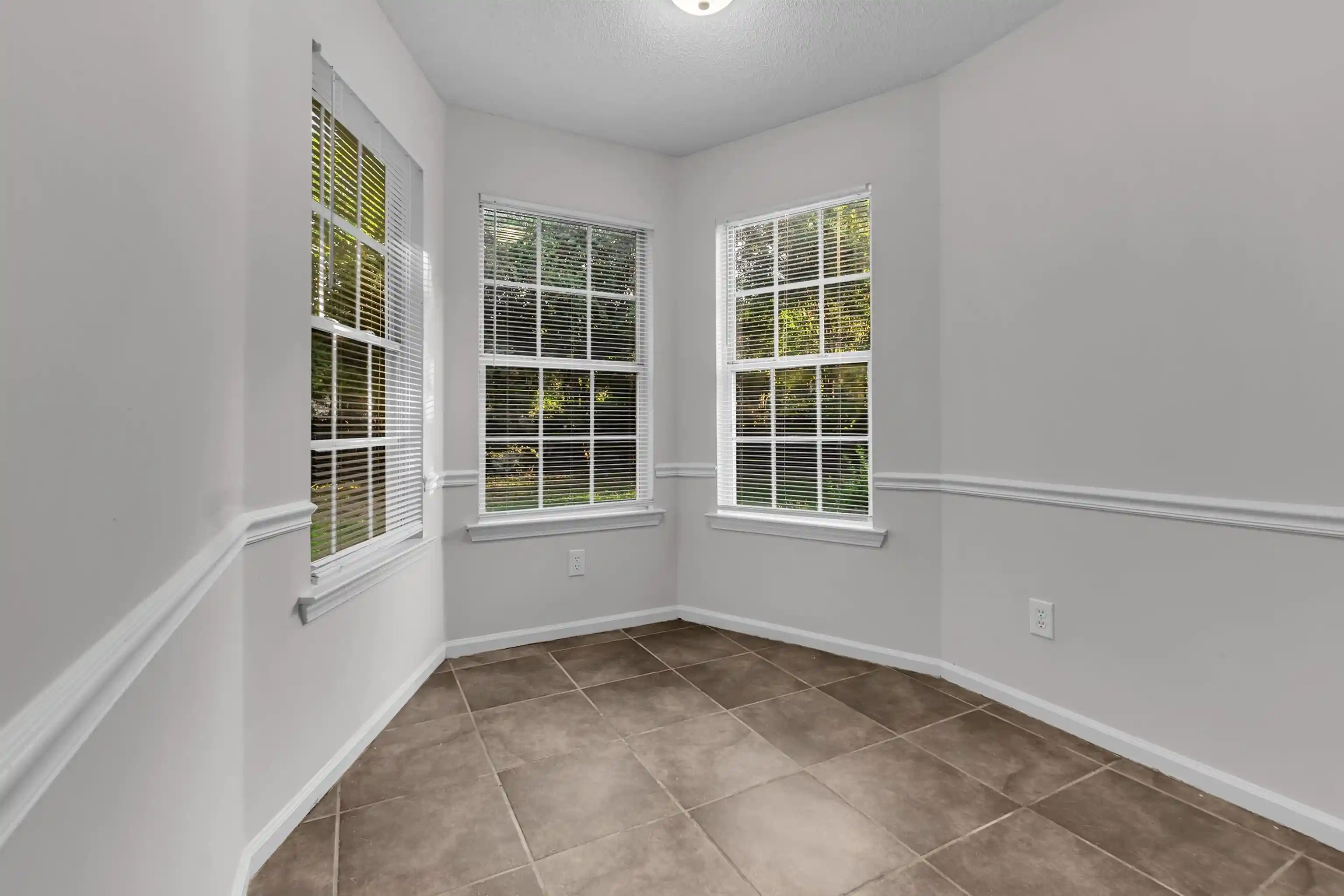 Photo 4 of Sale Pending at 5883 Bedford Rd, Memphis, TN 38135 | MLS# 10229004 | Listing updated on 2026-09-14