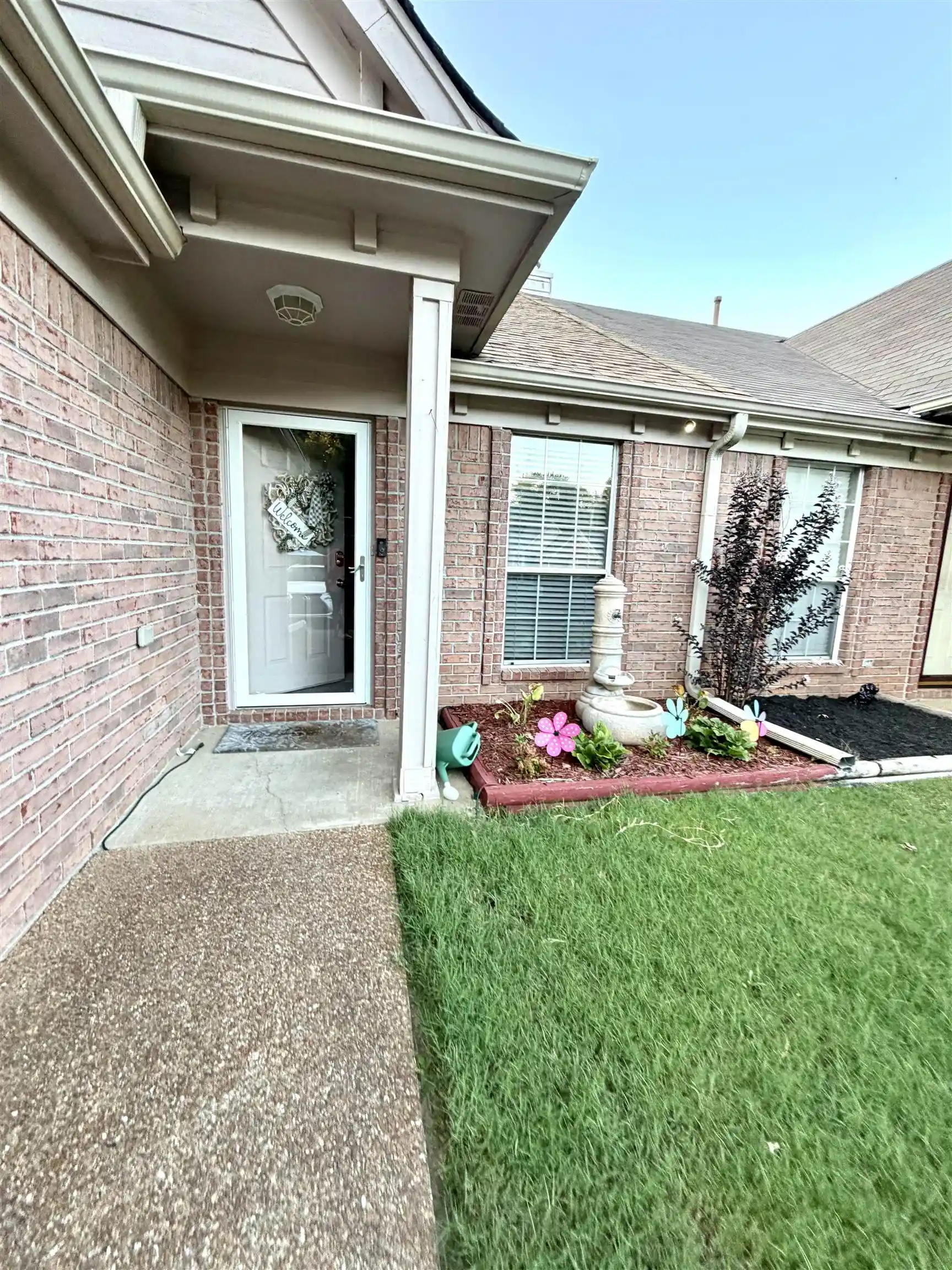 Photo 3 of Townhouse for sale at 9256 Grove Manor Dr, Memphis, TN 38016 | MLS# 10229017 | Listing updated on 2026-08-24