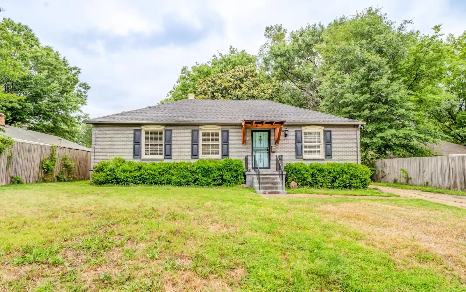 Photo 1 of Sale Pending at 4890 Helene Rd, Memphis, TN 38117 | MLS# 10229070 | Listing updated on 2026-09-21