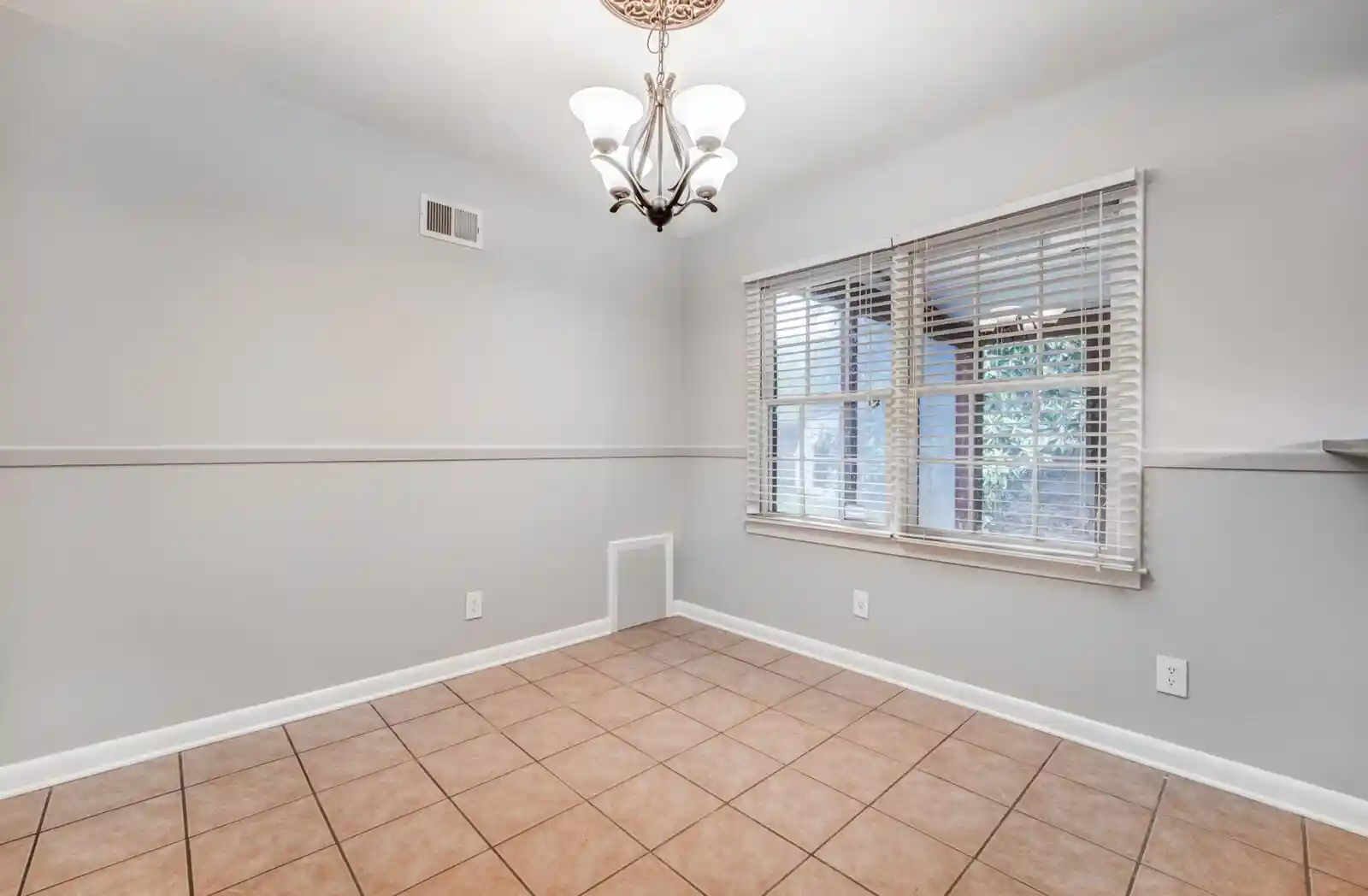 Photo 2 of Sale Pending at 4890 Helene Rd, Memphis, TN 38117 | MLS# 10229070 | Listing updated on 2026-09-21
