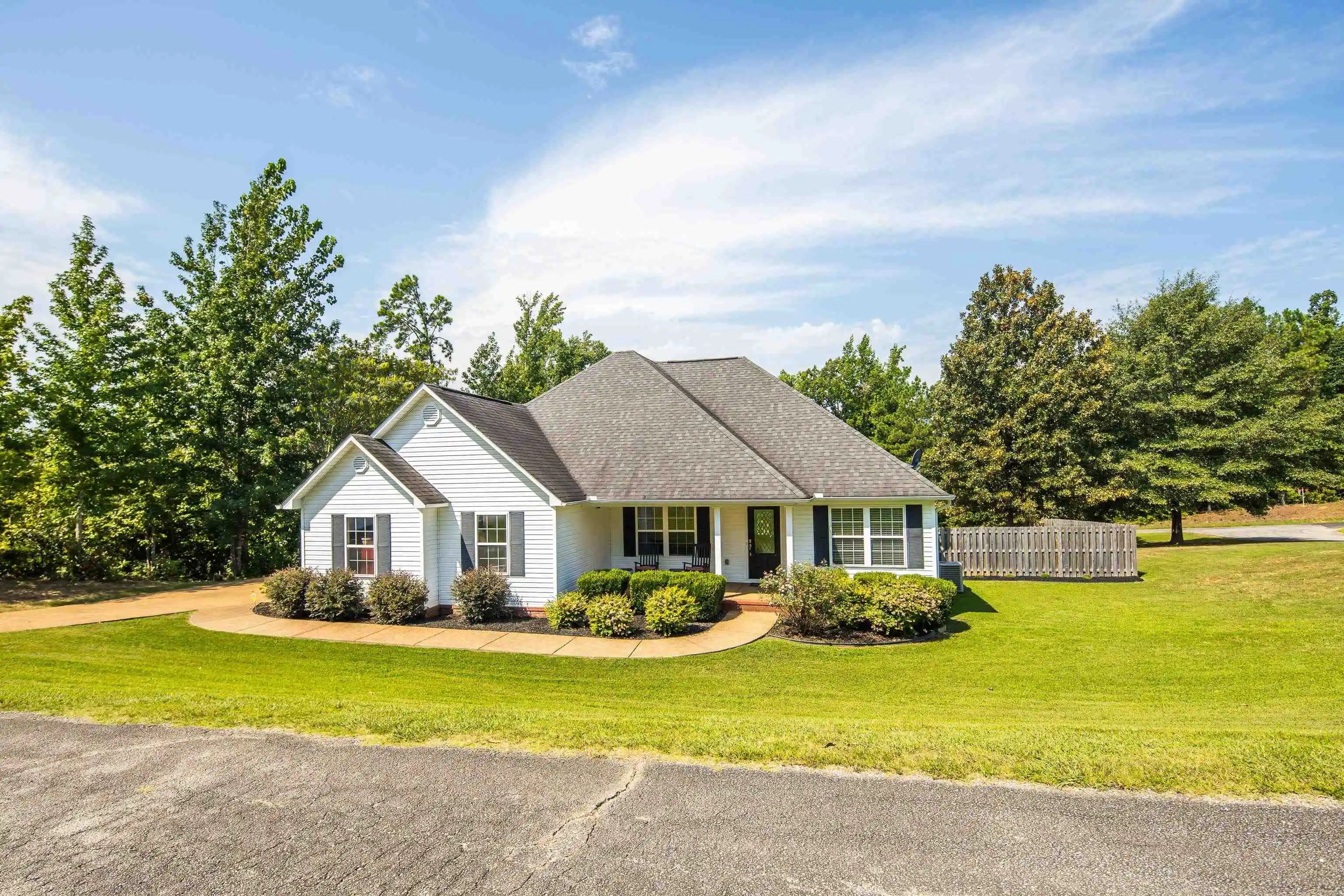 1st image of 405 Persimmon Ln, Lexington, TN 38351 | MLS# 10229087