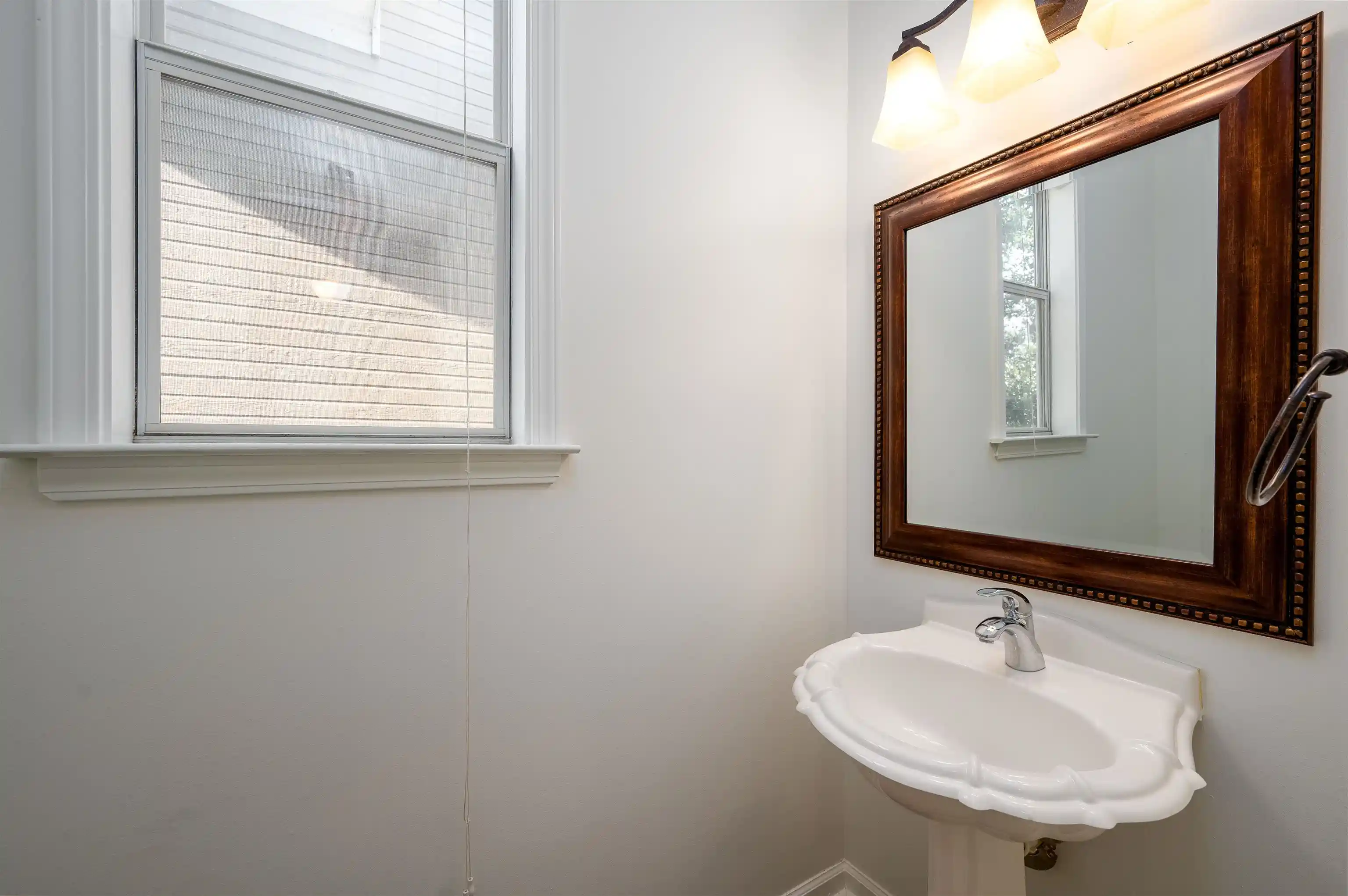 Photo 4 of Single family home for sale at 1338 E Island Pl, Memphis, TN 38103 | MLS# 10229177 | Listing updated on 2026-09-15