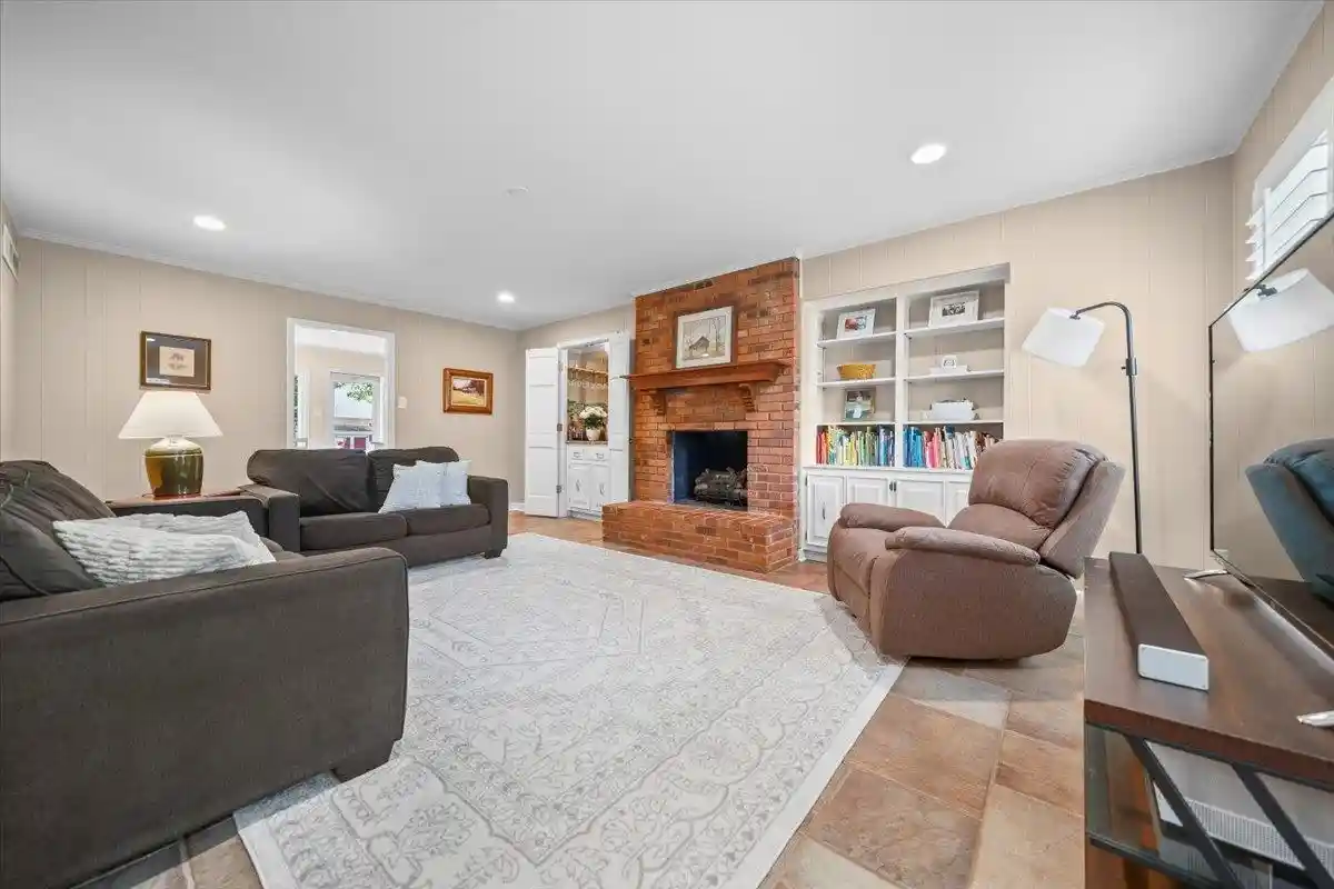 Photo 3 of Sale Pending at 2760 Holly Spring Dr, Germantown, TN 38138 | MLS# 10229189 | Listing updated on 2026-09-01