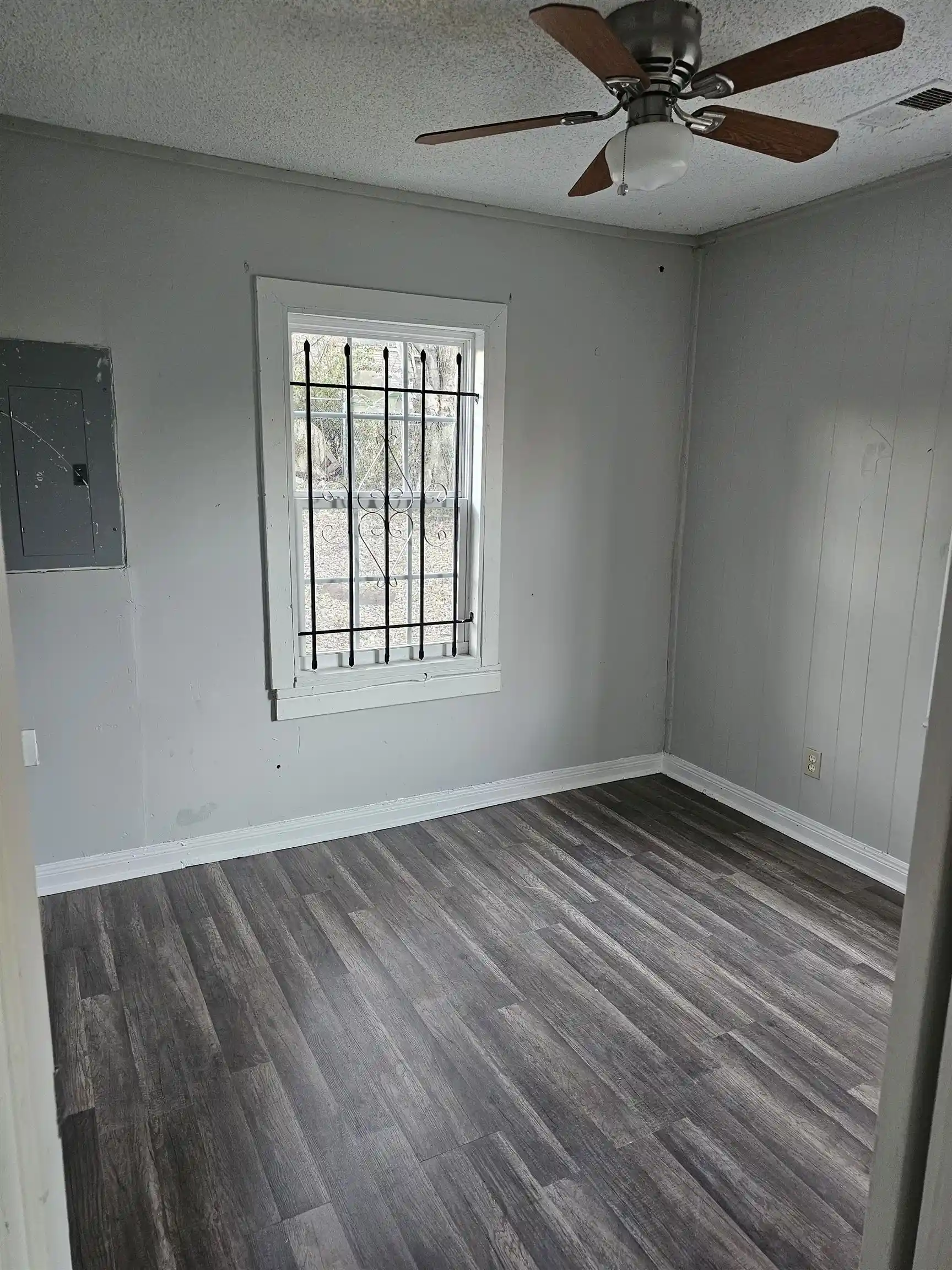 Photo 2 of Single family home for sale at 2105 Farrington St, Memphis, TN 38109 | MLS# 10229359 | Listing updated on 2026-08-29