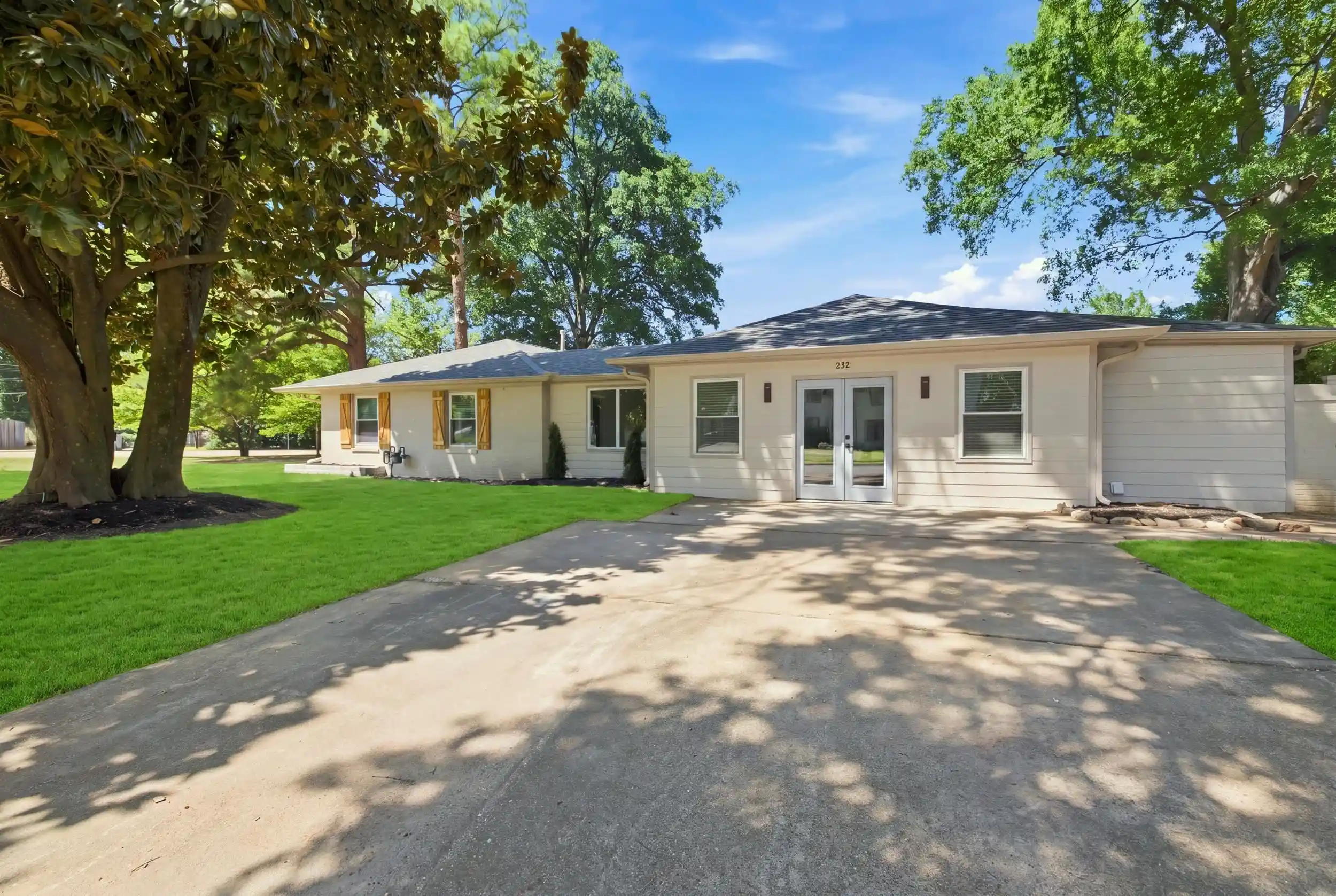 Photo 1 of Single family home for sale at 232 N Perkins Rd, Memphis, TN 38117 | MLS# 10229409 | Listing updated on 2026-09-03