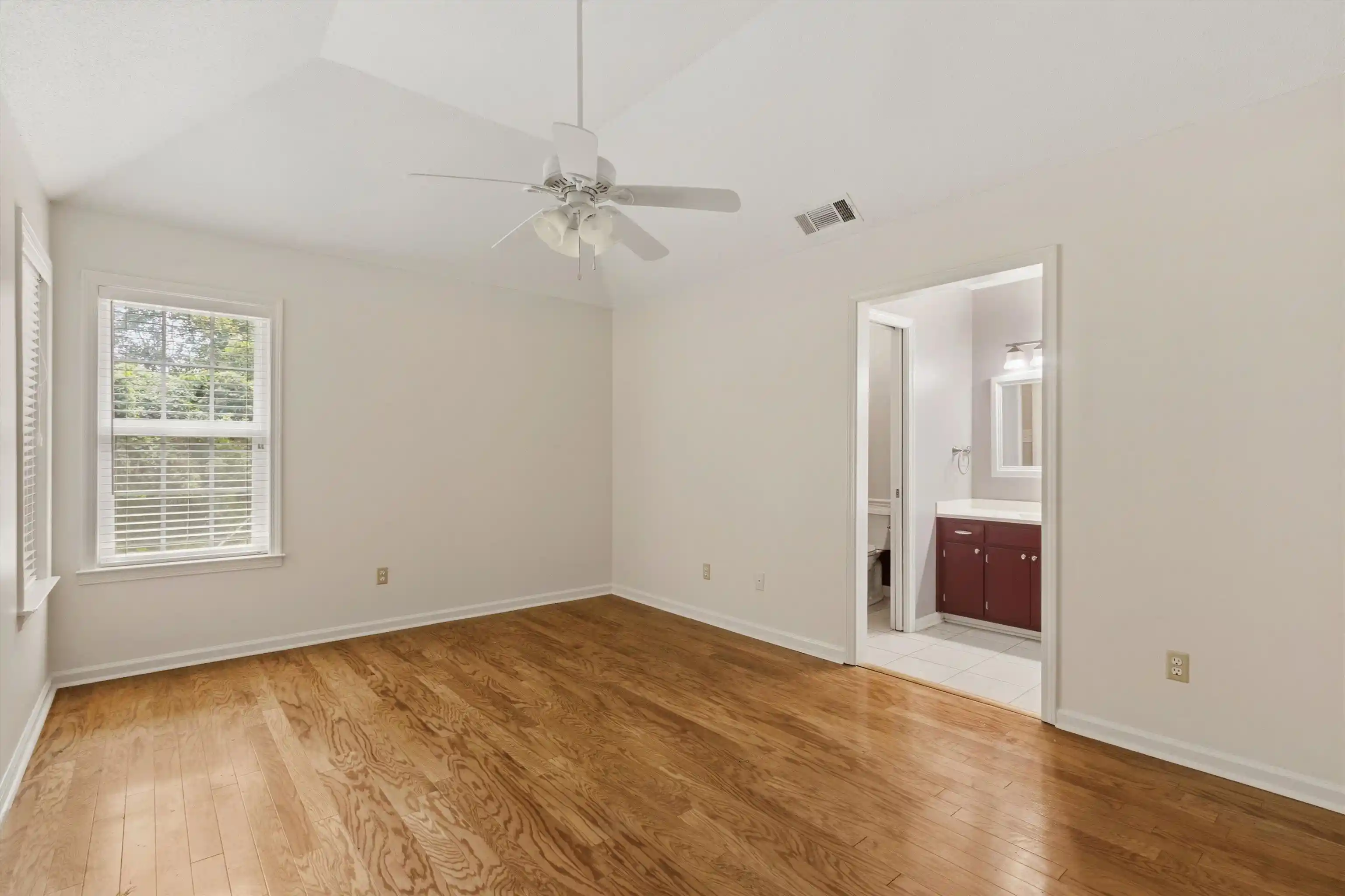 Photo 4 of Sale Pending at 1095 Locke Cuba Rd, Millington, TN 38053 | MLS# 10229491 | Listing updated on 2026-09-06