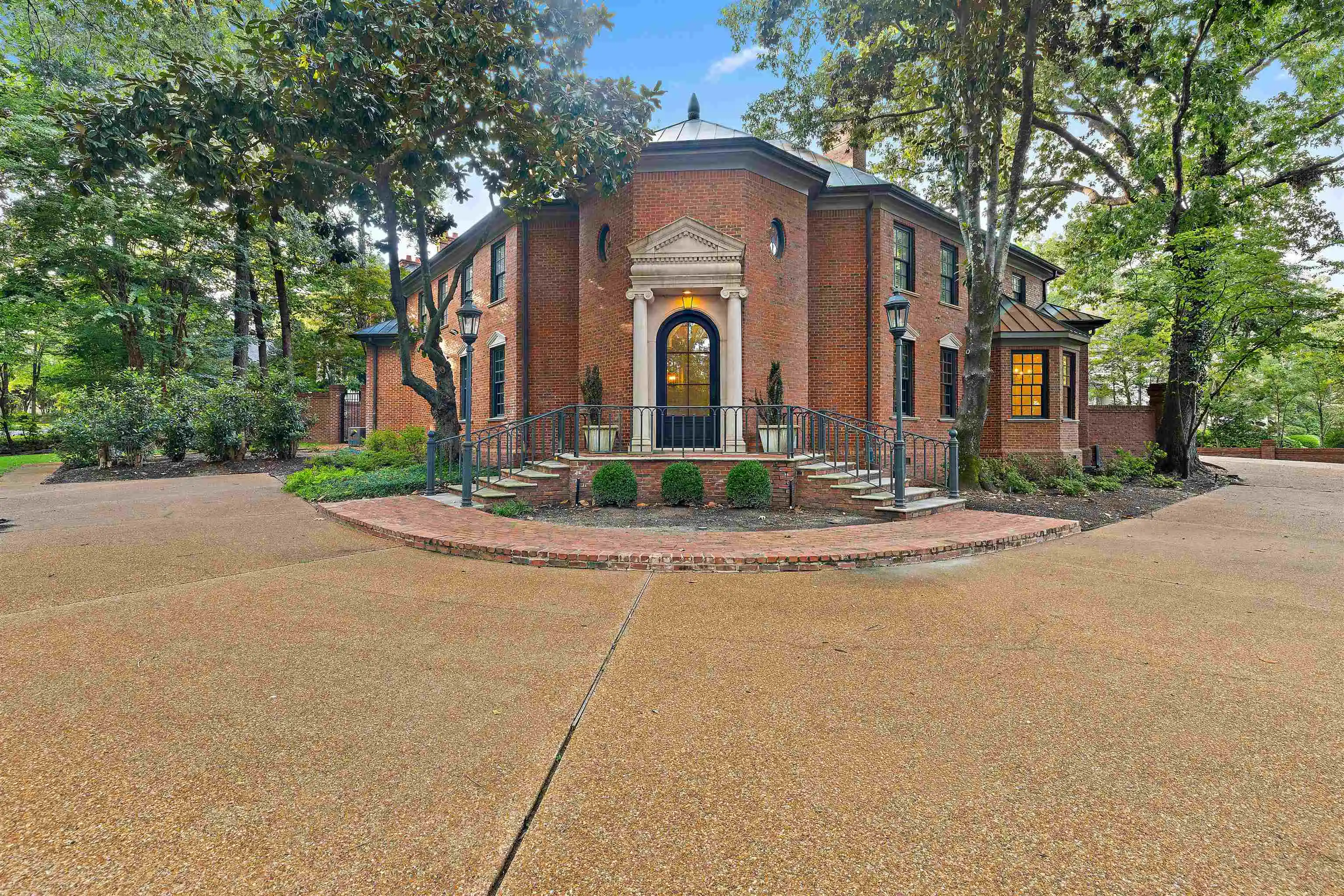 Photo 1 of Mansion for sale at 425 N River Oaks Rd, Memphis, TN 38120 | MLS# 10229508 | Listing updated on 2026-09-18