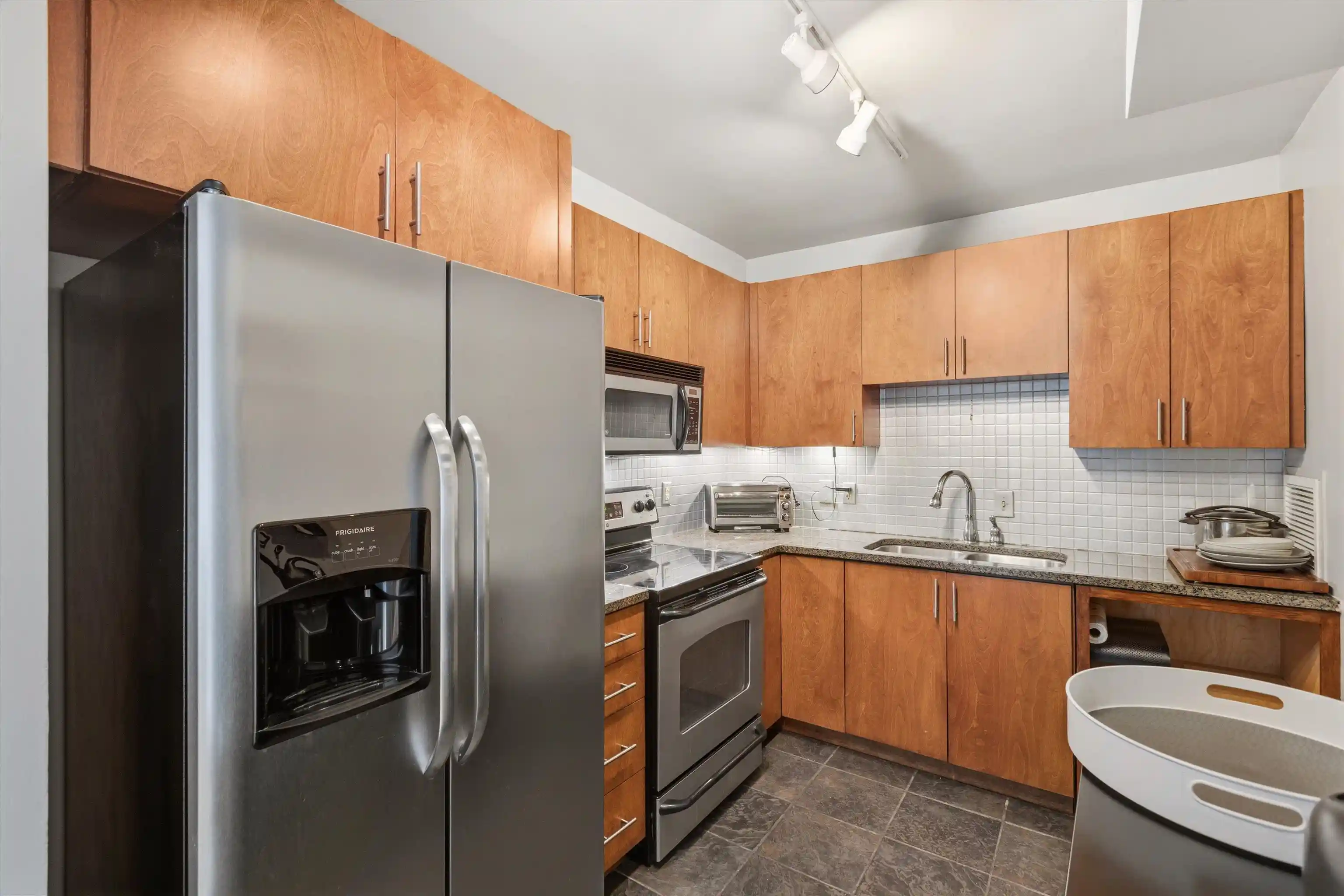 Photo 3 of Townhouse for sale at 2195 Poplar Ave #404, Memphis, TN 38104 | MLS# 10229525 | Listing updated on 2026-09-01