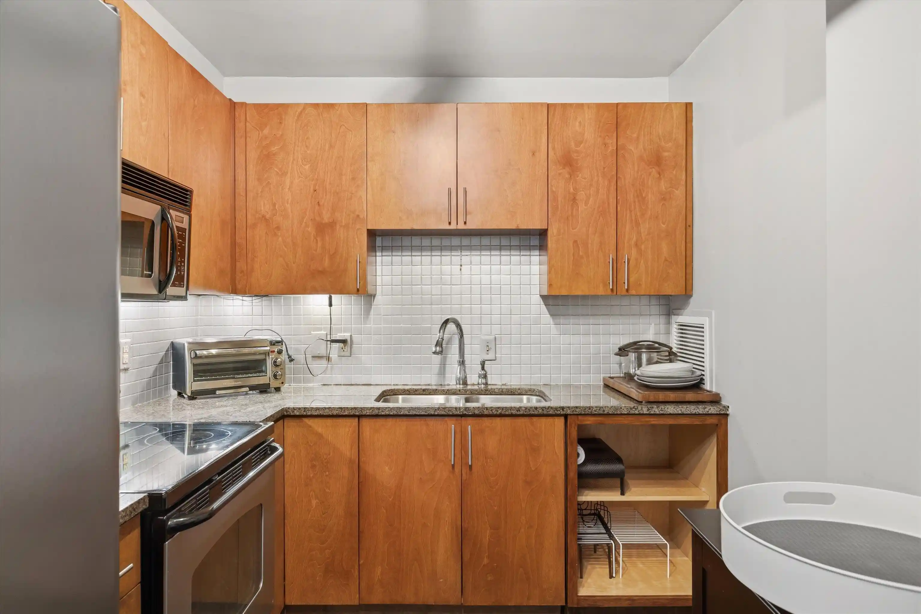 Listing Photo 4 - Condo for sale in building located at 2195 Poplar Ave, Memphis, TN 38104 - Unit #404