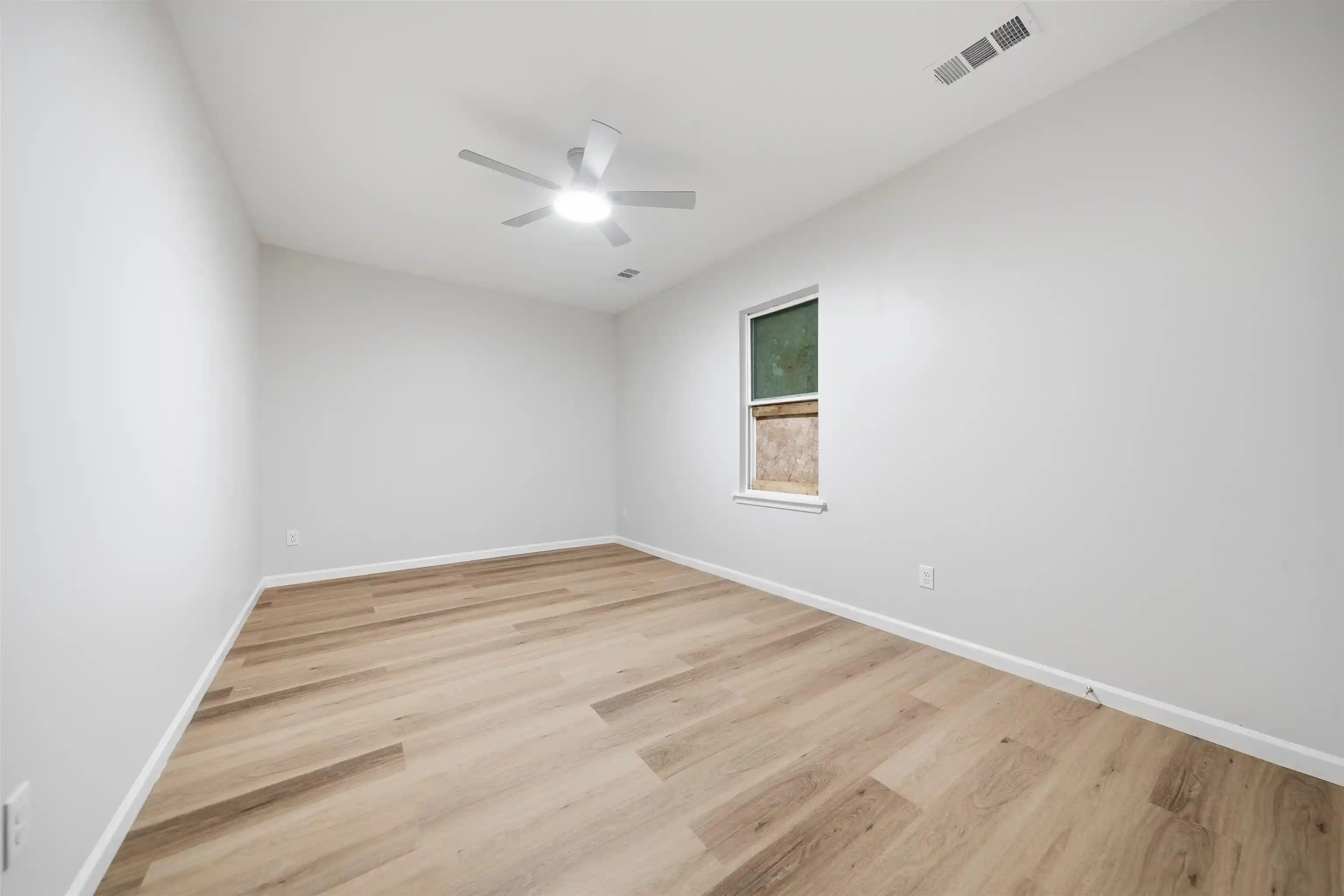 Photo 2 of Single family home for sale at 258 N Hollywood St, Memphis, TN 38112 | MLS# 10229527 | Listing updated on 2026-09-01
