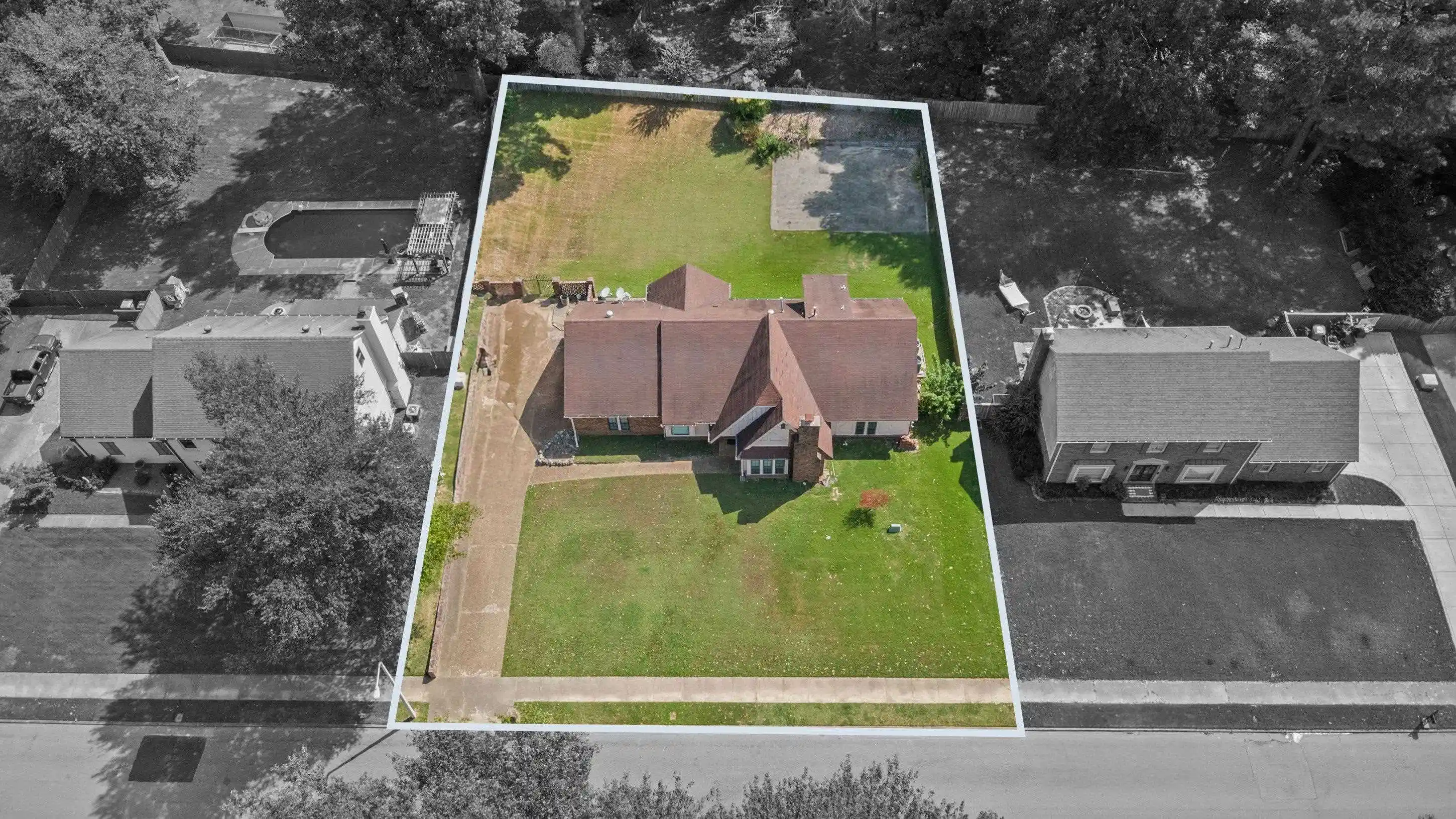 Photo 2 of Sale Pending at 2956 Honey Tree Dr, Germantown, TN 38138 | MLS# 10229575 | Listing updated on 2026-09-10