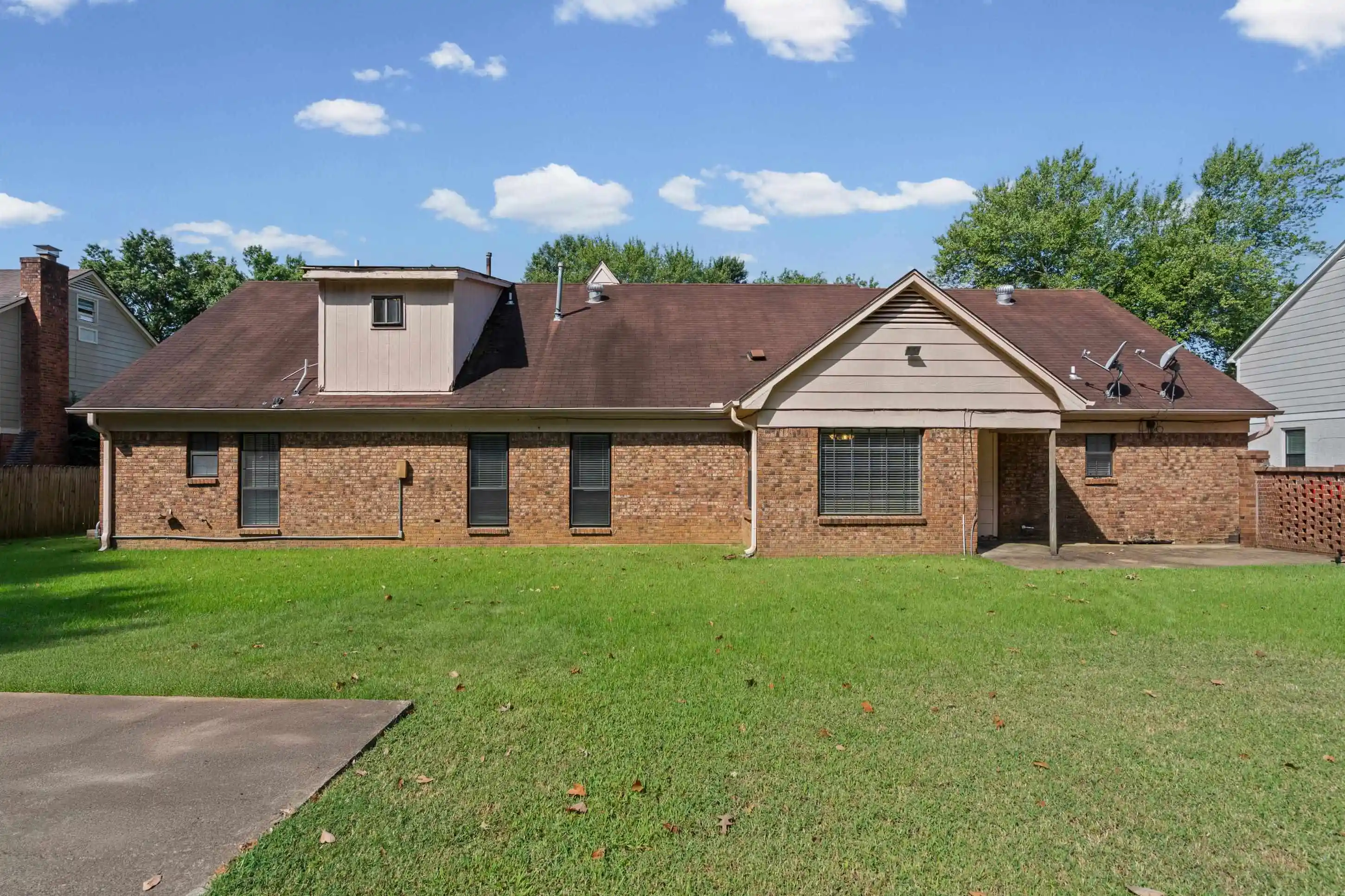 Photo 3 of Sale Pending at 2956 Honey Tree Dr, Germantown, TN 38138 | MLS# 10229575 | Listing updated on 2026-09-10