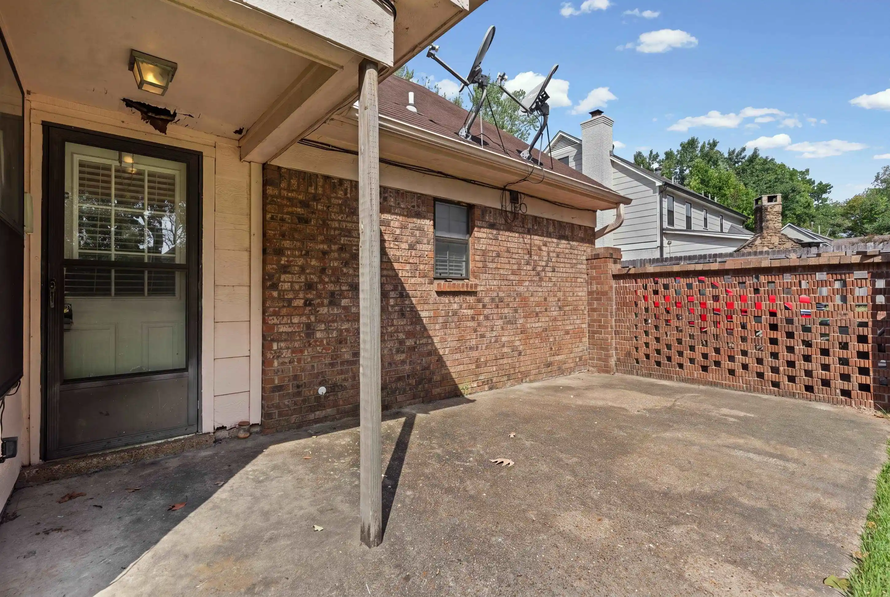 Photo 4 of Sale Pending at 2956 Honey Tree Dr, Germantown, TN 38138 | MLS# 10229575 | Listing updated on 2026-09-10