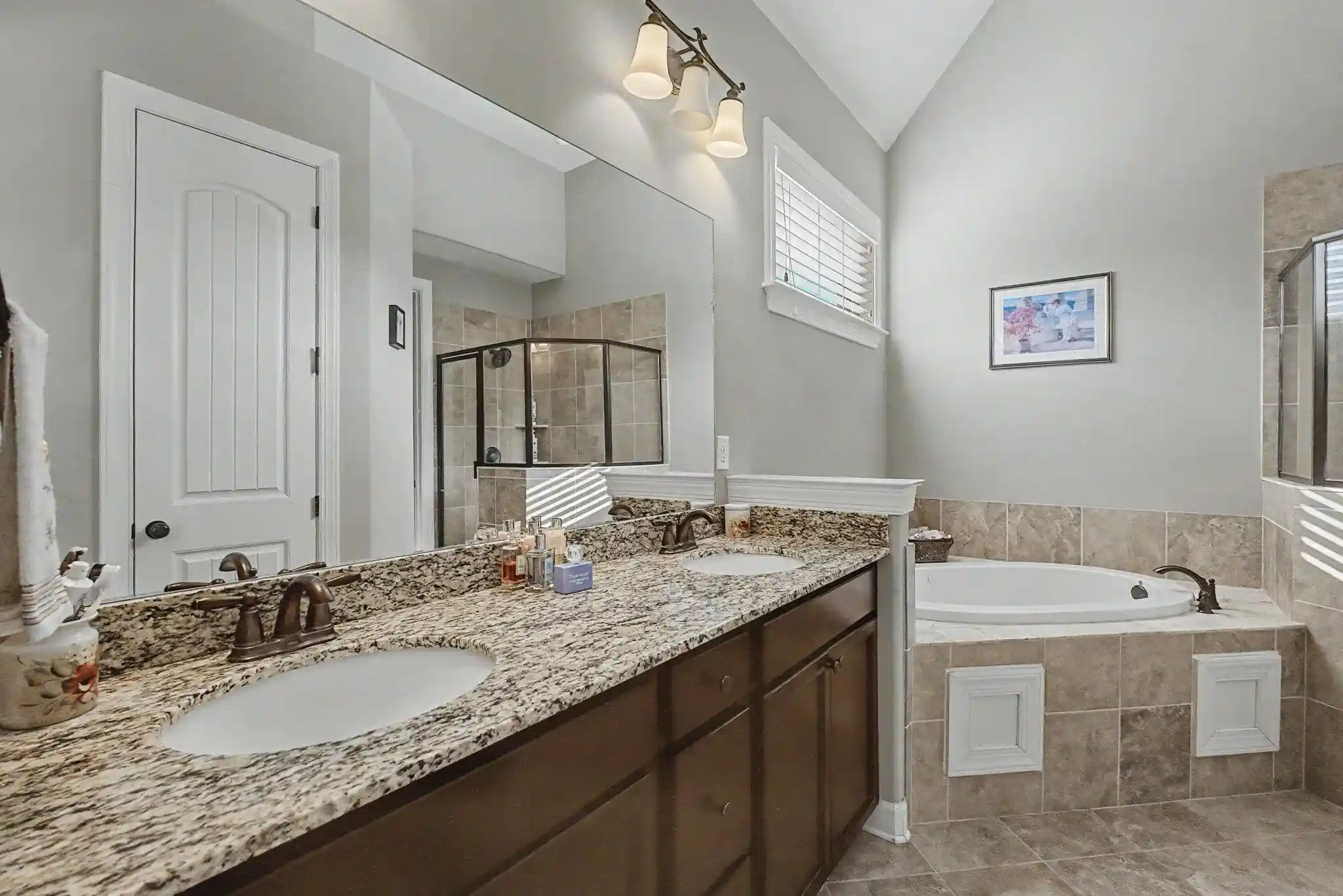 Photo 3 of Single family home for sale at 9082 Oakvale Dr, Cordova, TN 38016 | MLS# 10229587 | Listing updated on 2026-09-25