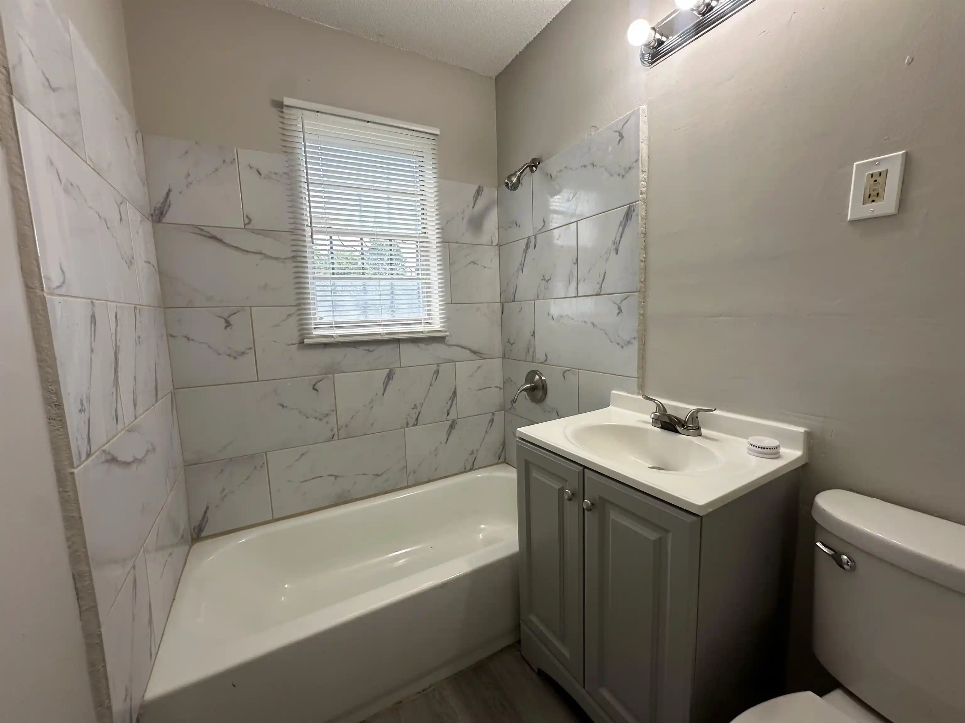 Photo 3 of Townhouse for sale at 170 Burwood Dr, Memphis, TN 38109 | MLS# 10229596 | Listing updated on 2026-09-22