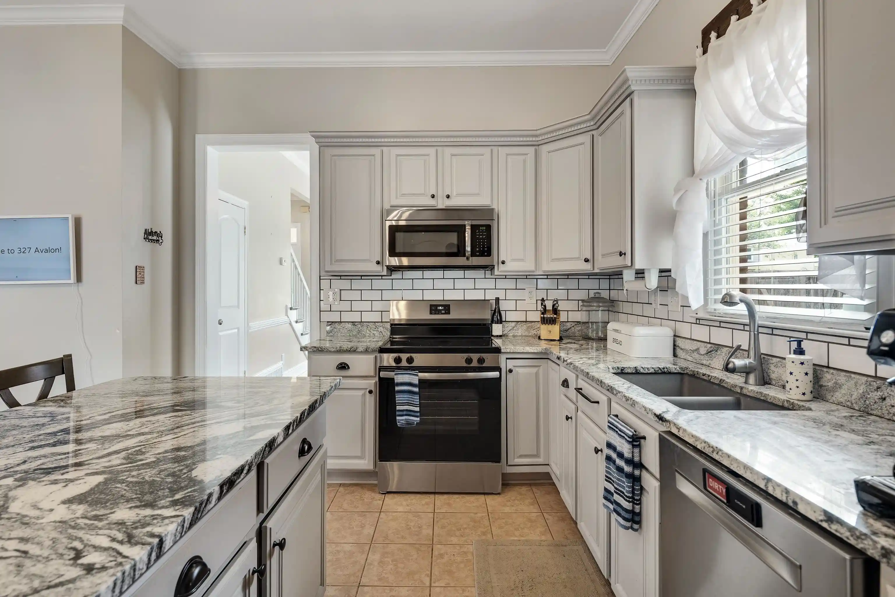 Photo 2 of Single family home for sale at 327 N Avalon St, Memphis, TN 38112 | MLS# 10229602 | Listing updated on 2026-09-04