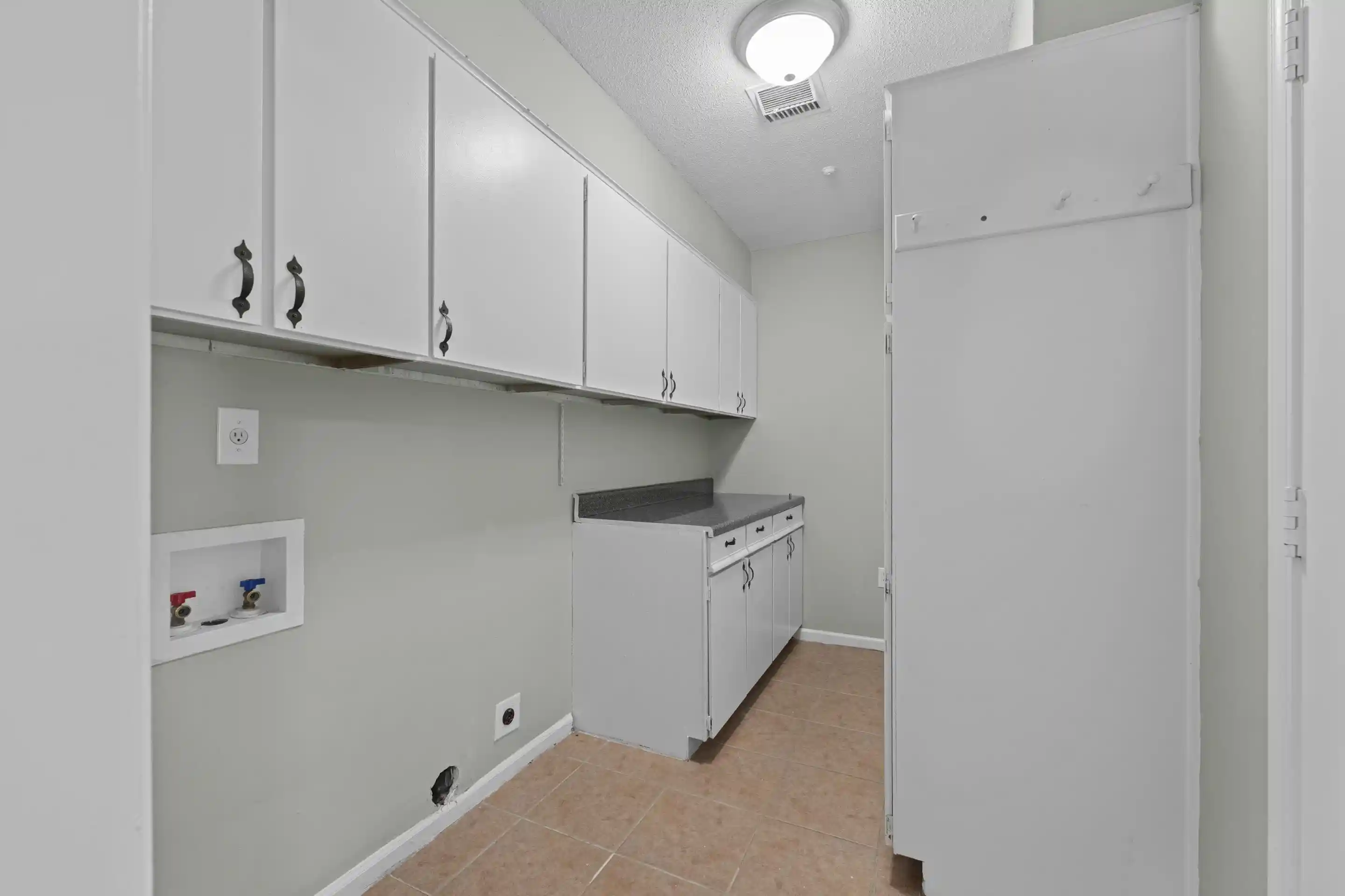 Photo 2 of Single family home for sale at 2331 Eastover Dr, Memphis, TN 38119 | MLS# 10229674 | Listing updated on 2026-09-03