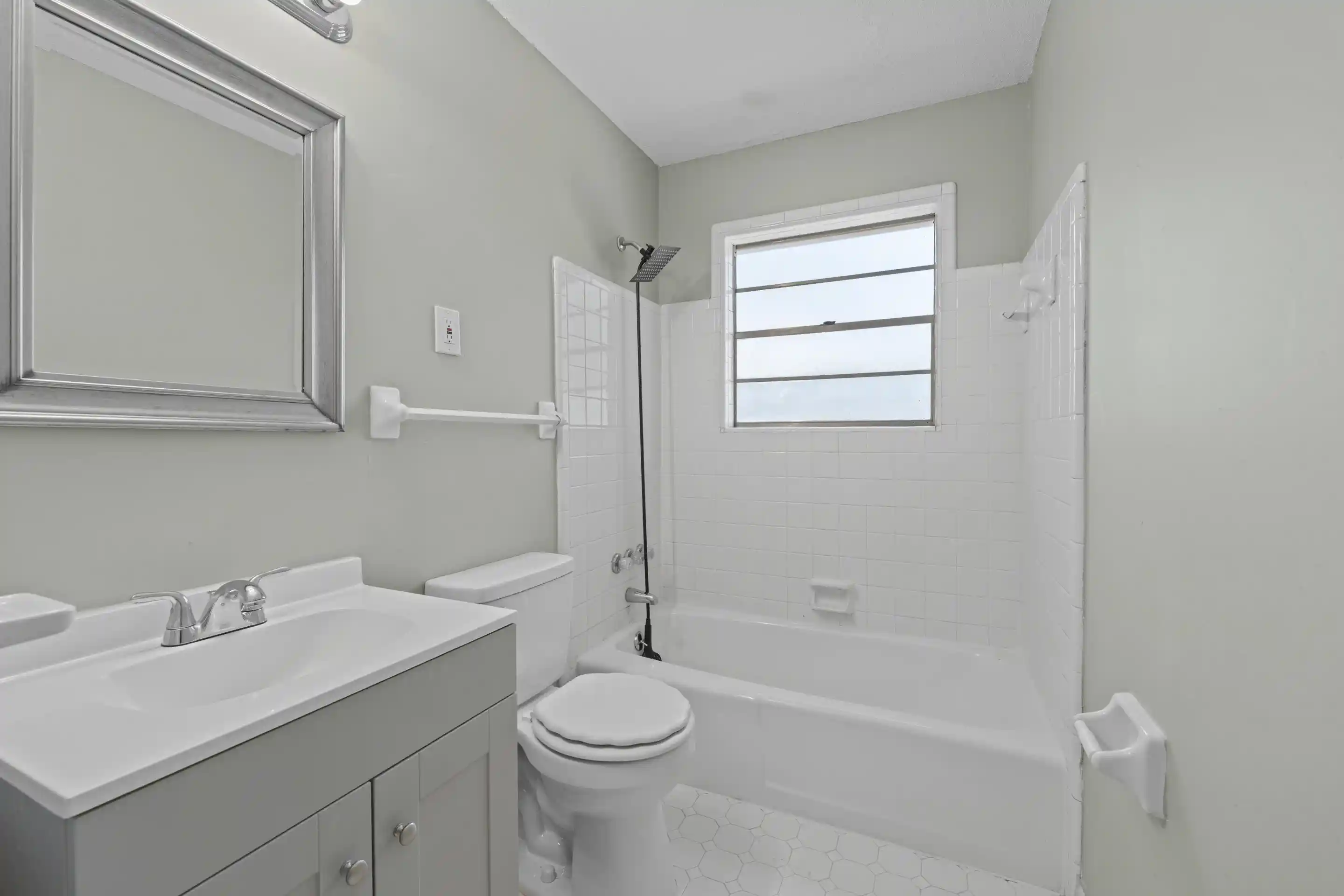 Photo 4 of Single family home for sale at 2331 Eastover Dr, Memphis, TN 38119 | MLS# 10229674 | Listing updated on 2026-09-03