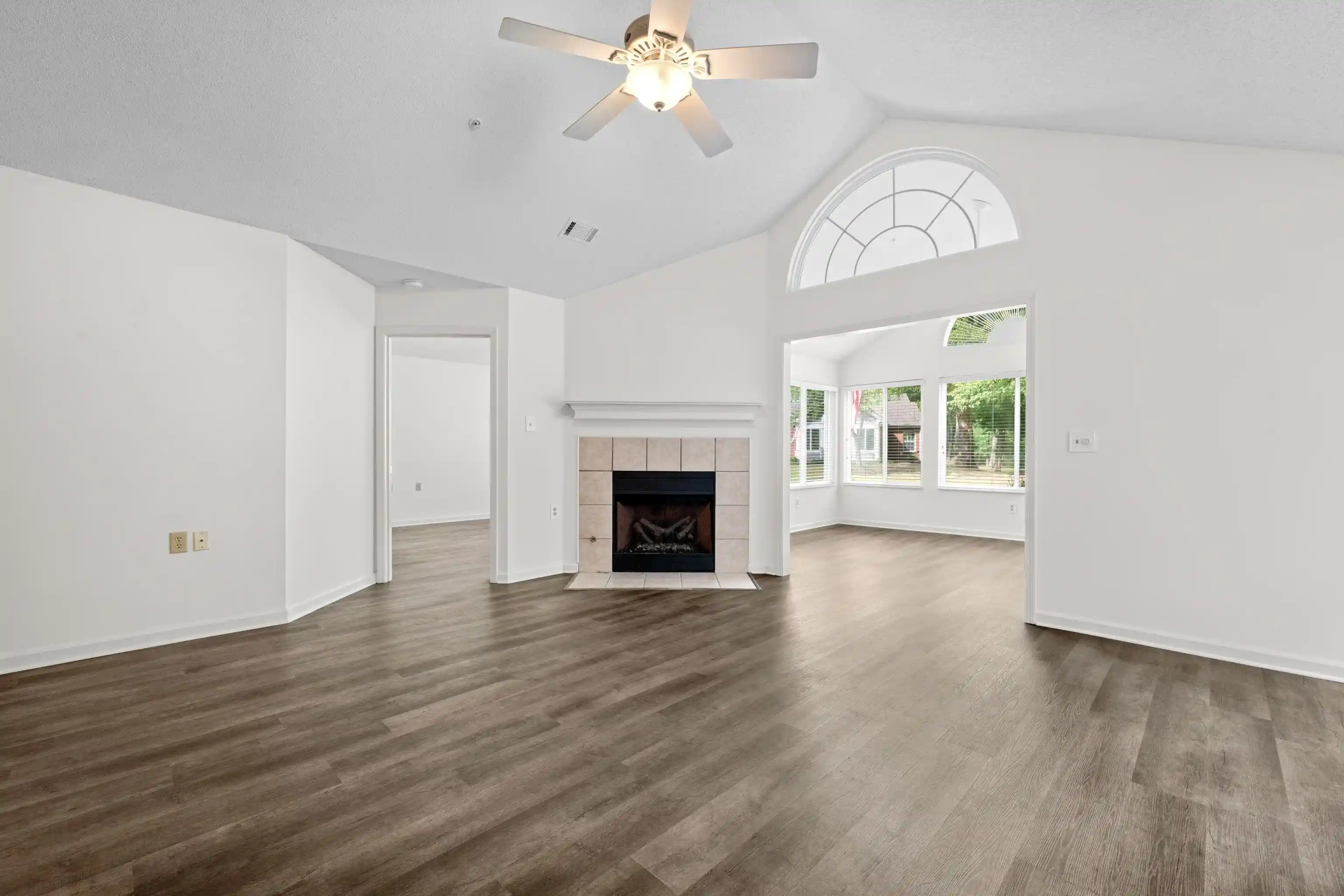 Listing Photo 4 - Condo for sale in building located at 1097 Oak Timber Cir, Collierville, TN 38017 - Unit #64