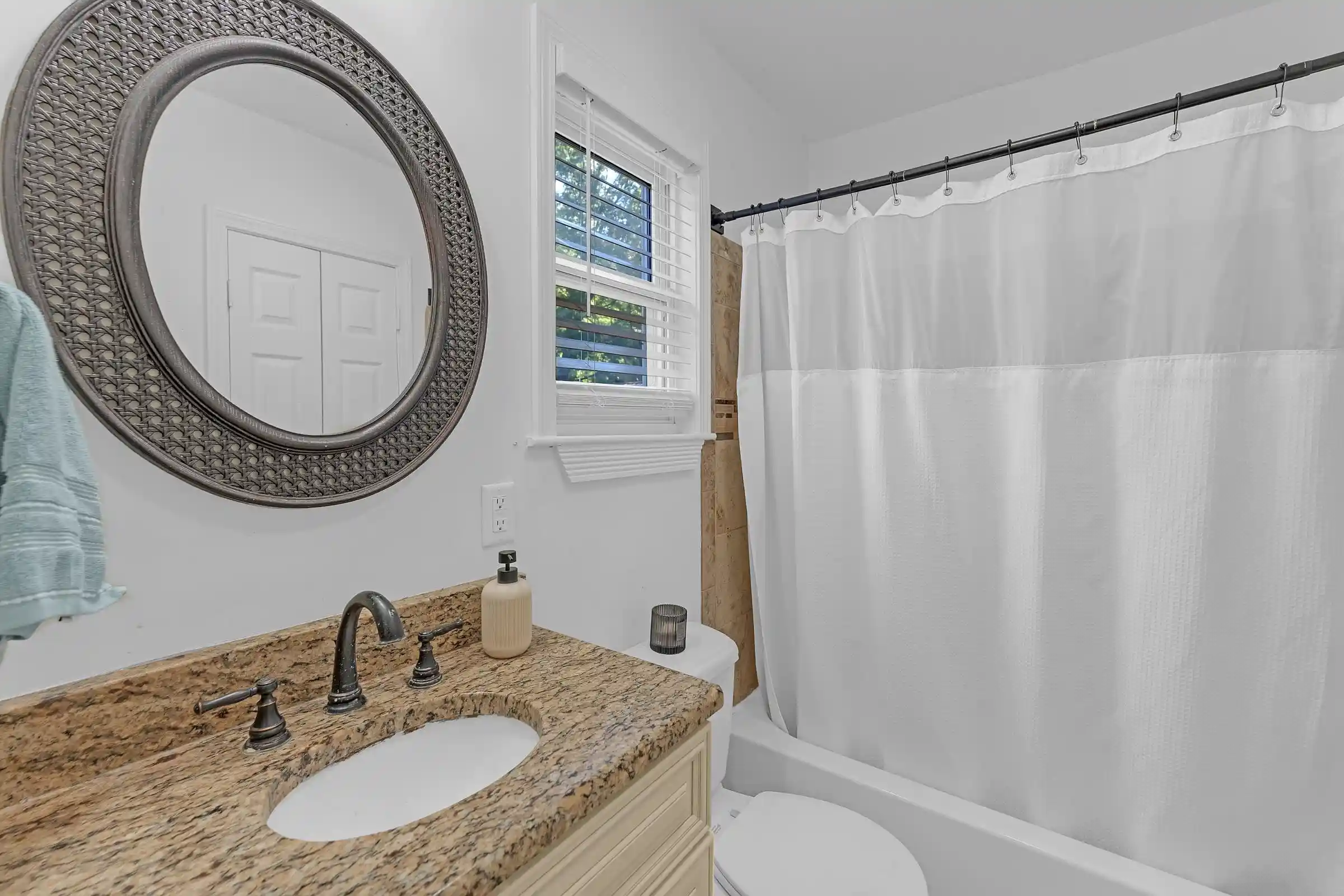 Photo 4 of Single family home for sale at 454 S Center St, Collierville, TN 38017 | MLS# 10229682 | Listing updated on 2026-09-09