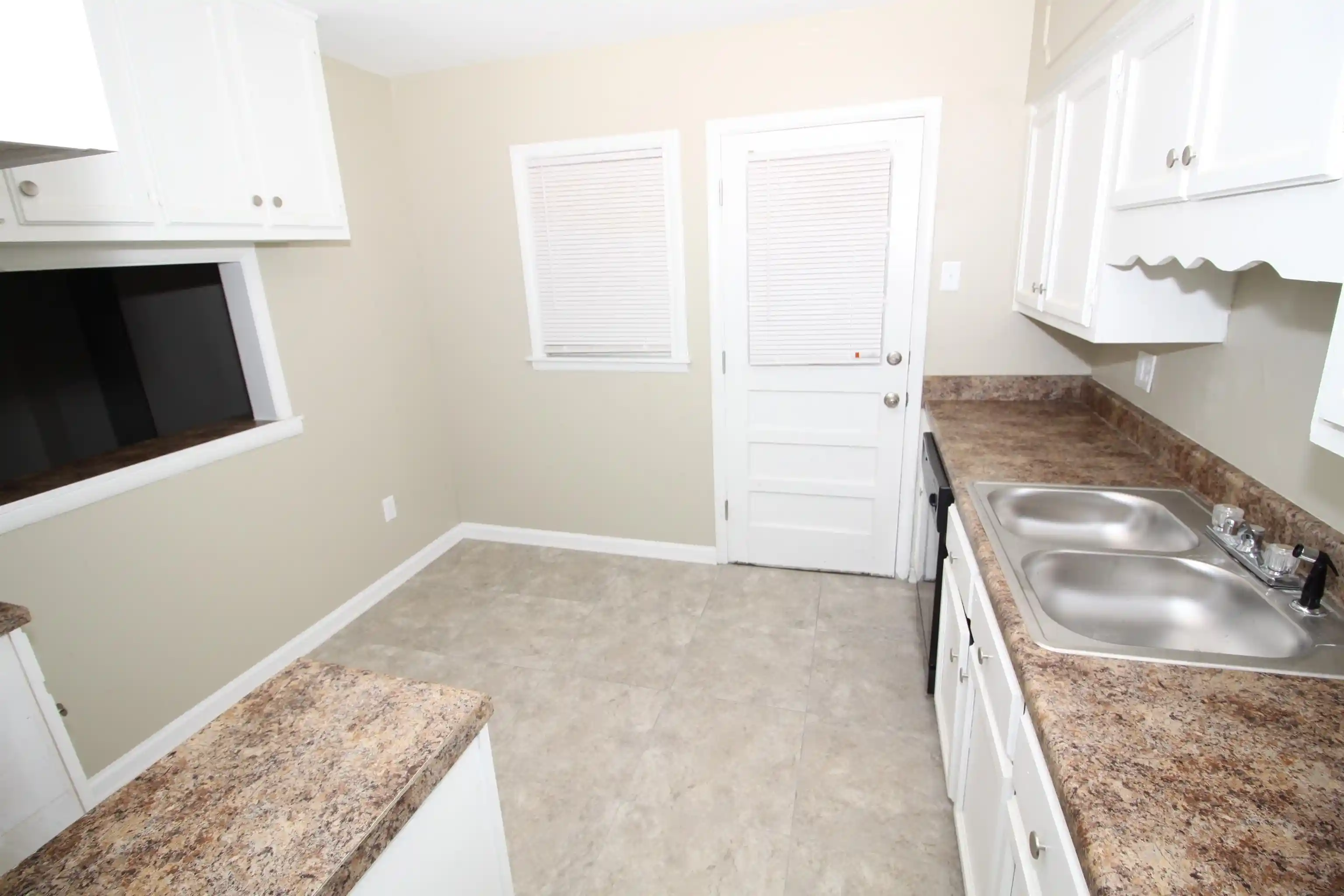 Photo 2 of Single family home for sale at 1749 S Perkins Rd, Memphis, TN 38117 | MLS# 10229717 | Listing updated on 2026-10-01