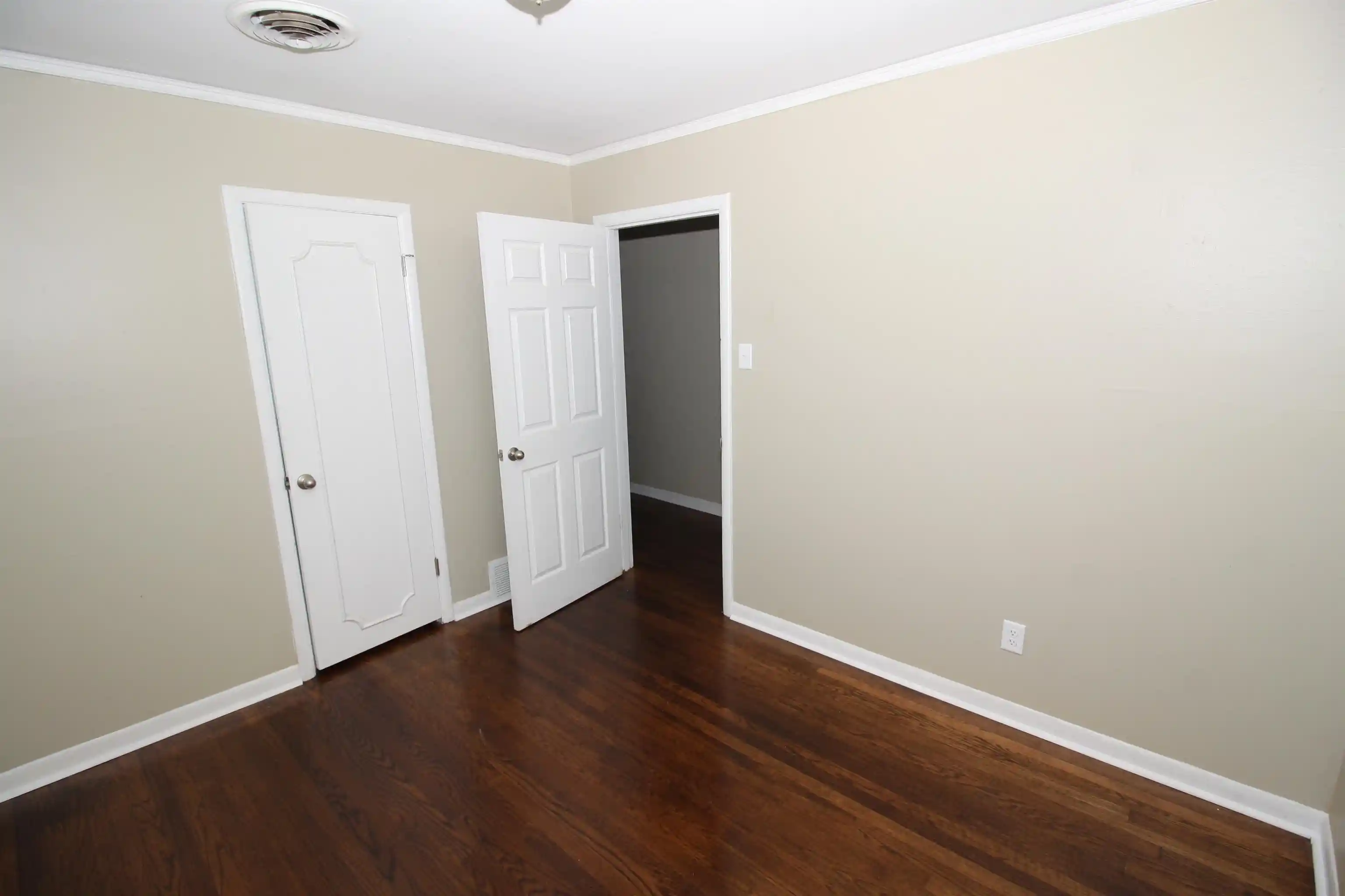 Photo 3 of Single family home for sale at 1749 S Perkins Rd, Memphis, TN 38117 | MLS# 10229717 | Listing updated on 2026-10-01