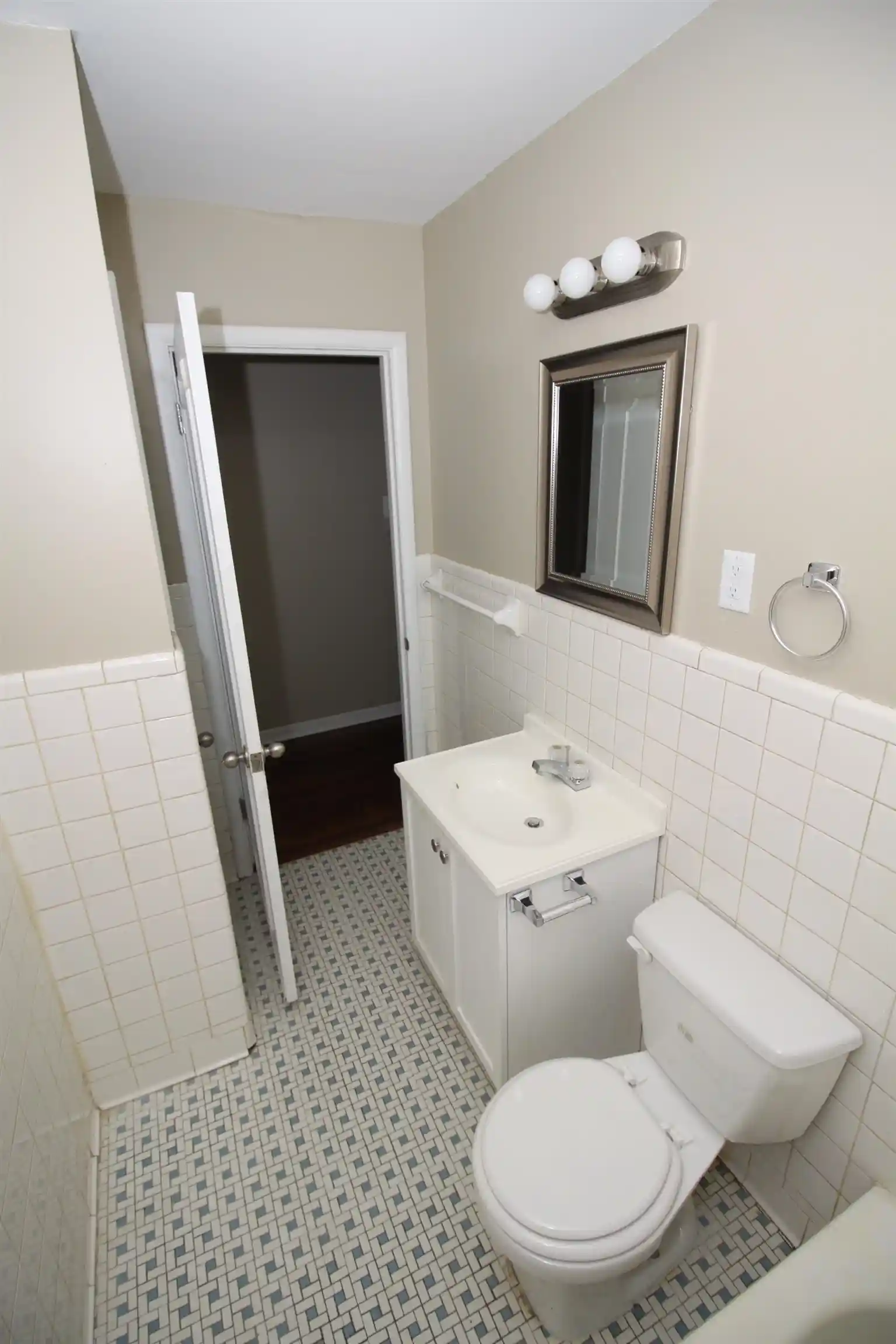 Photo 4 of Single family home for sale at 1749 S Perkins Rd, Memphis, TN 38117 | MLS# 10229717 | Listing updated on 2026-10-01