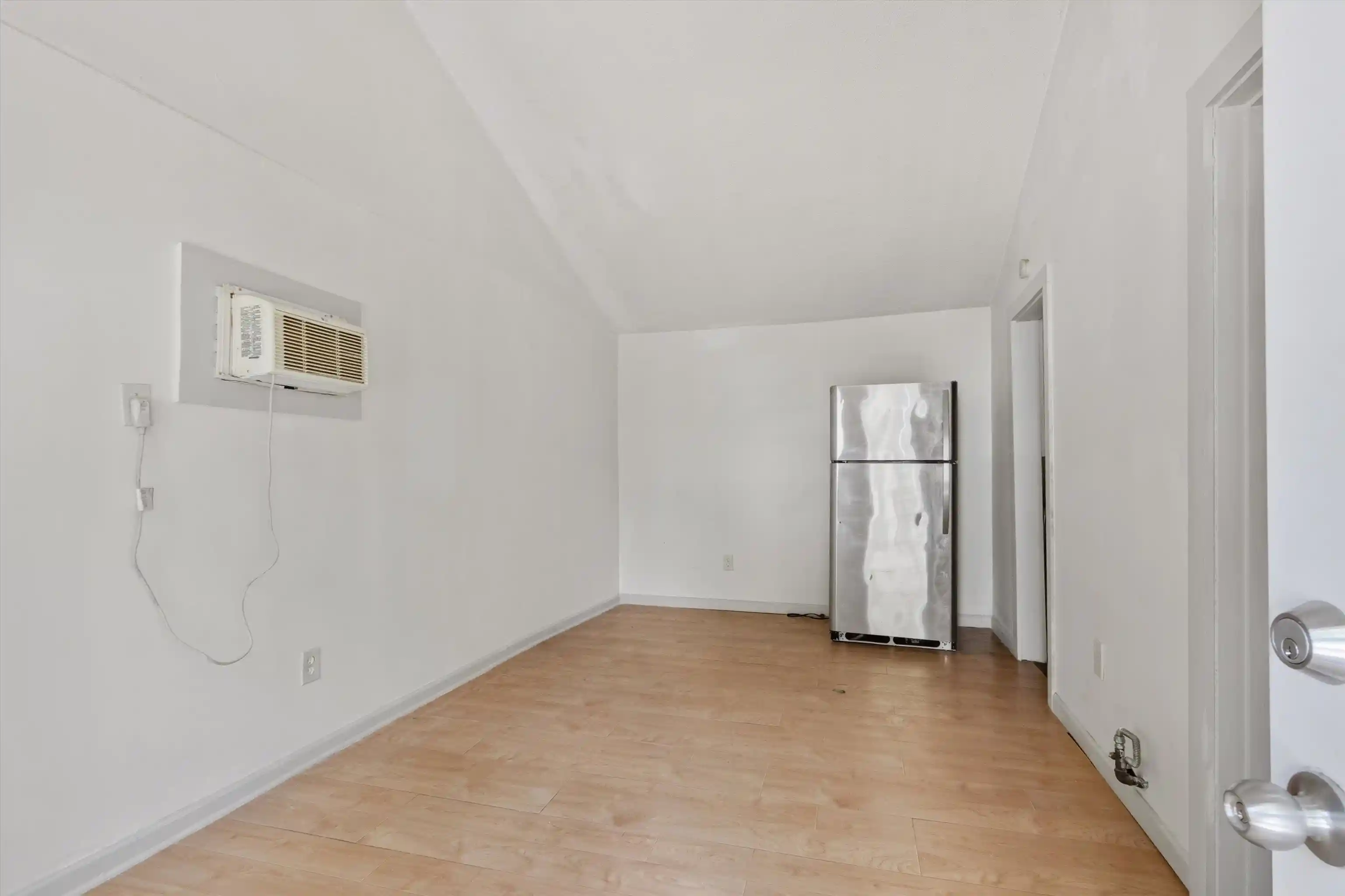 Photo 4 of Manufactured home for sale at 2053 Linden Ave, Memphis, TN 38104 | MLS# 10229805 | Listing updated on 2026-09-09