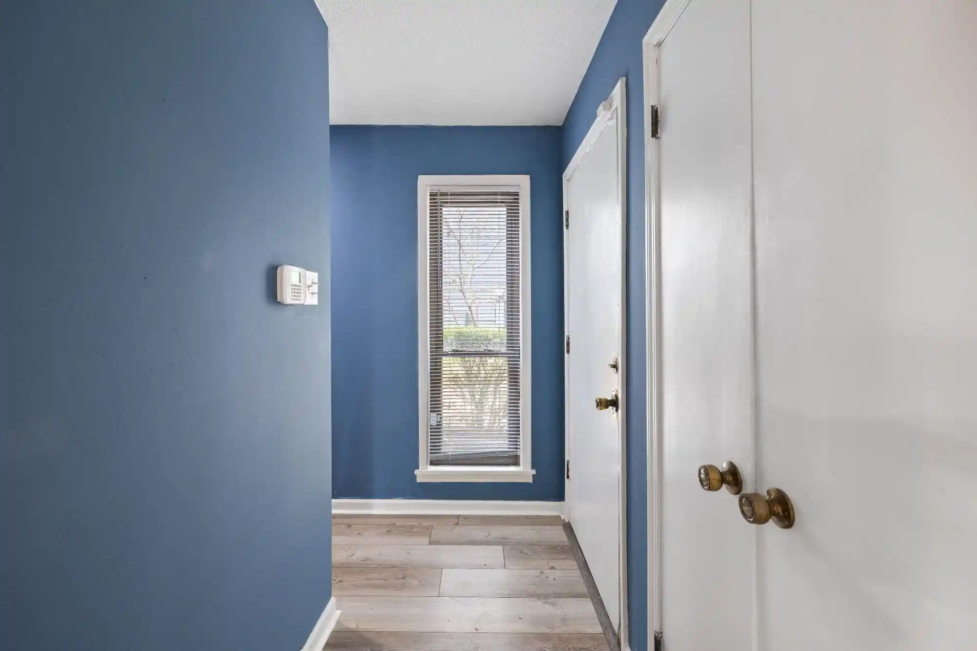 Listing Photo 3 - Condo for sale in building located at 3983a Grahamdale Cir, Memphis, TN 38122 - Unit #3983A