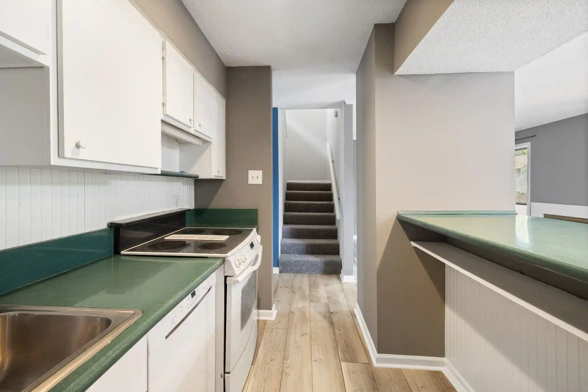 Listing Photo 5 - Condo for sale in building located at 3983a Grahamdale Cir, Memphis, TN 38122 - Unit #3983A
