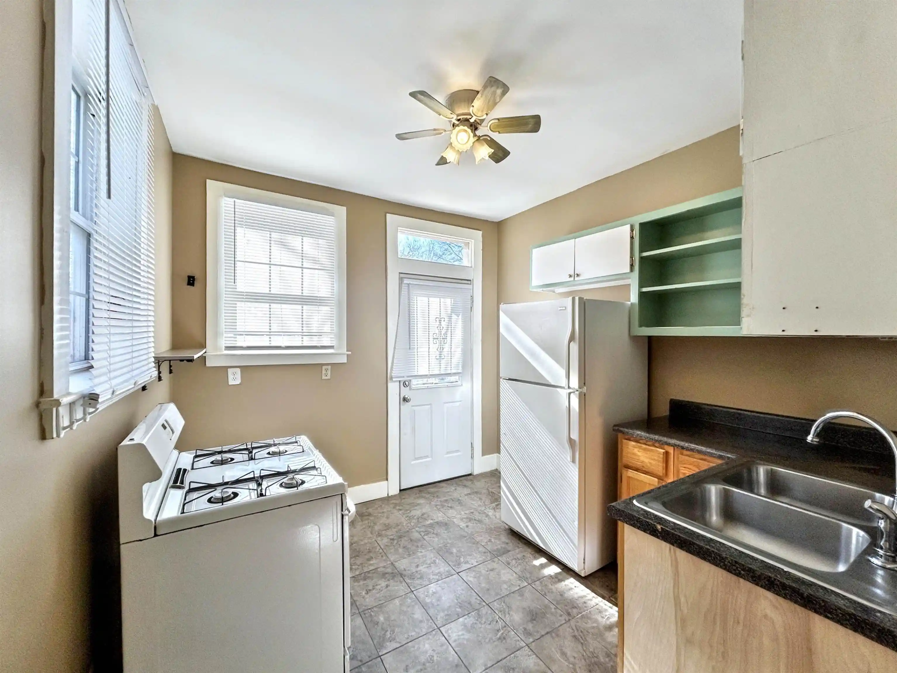 Listing Photo 5 - Condo for sale in building located at 2023 Young Ave, Memphis, TN 38104