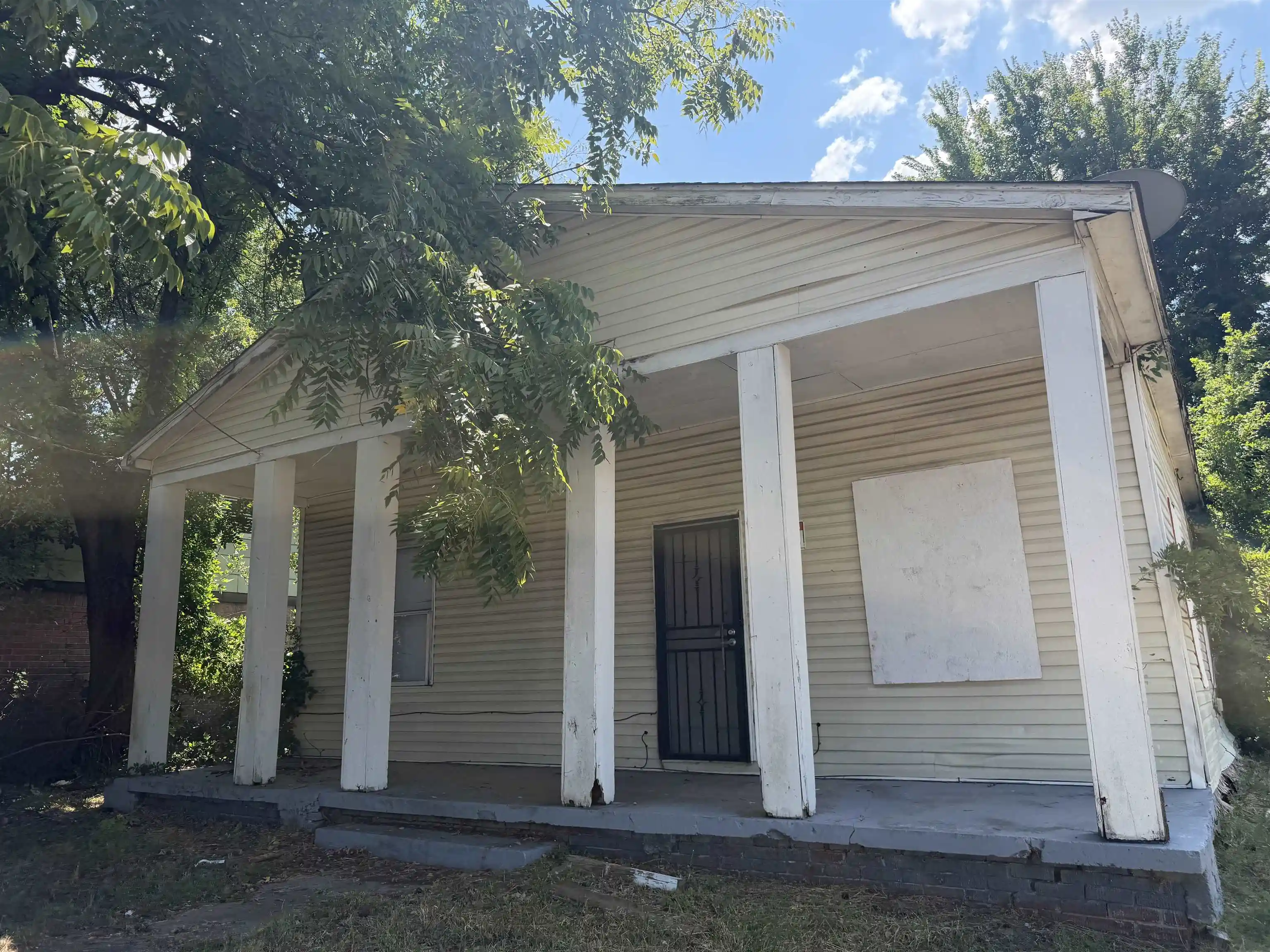 Photo 3 of Single family home for sale at 2481 Peres Ave, Memphis, TN 38108 | MLS# 10230094 | Listing updated on 2026-09-09