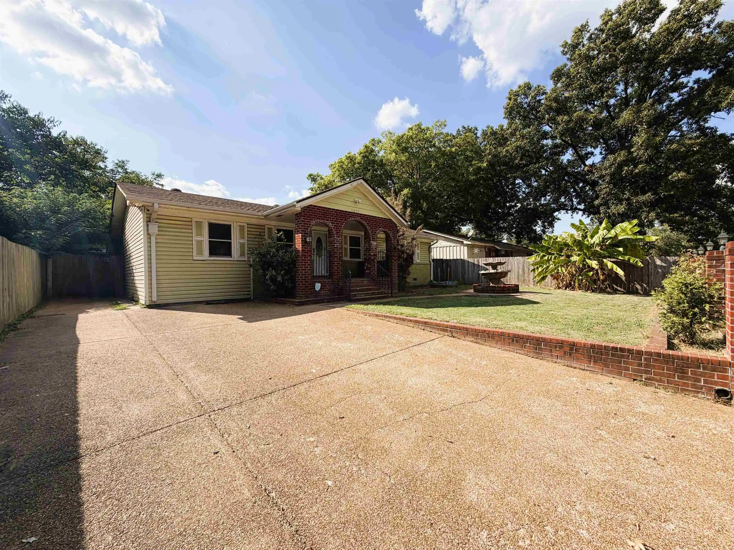 Photo 1 of Sale Pending at 1903 Capri Rd, Memphis, TN 38117 | MLS# 10230105 | Listing updated on 2026-09-29