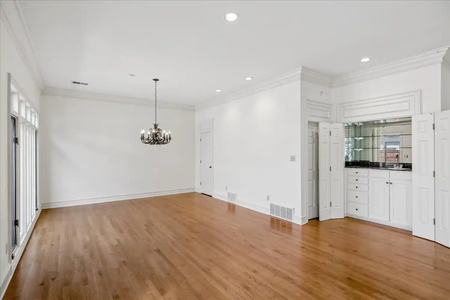 Photo 3 of Single family home for sale at 938 W Riverwalk Dr, Memphis, TN 38120 | MLS# 10230256 | Listing updated on 2026-10-05