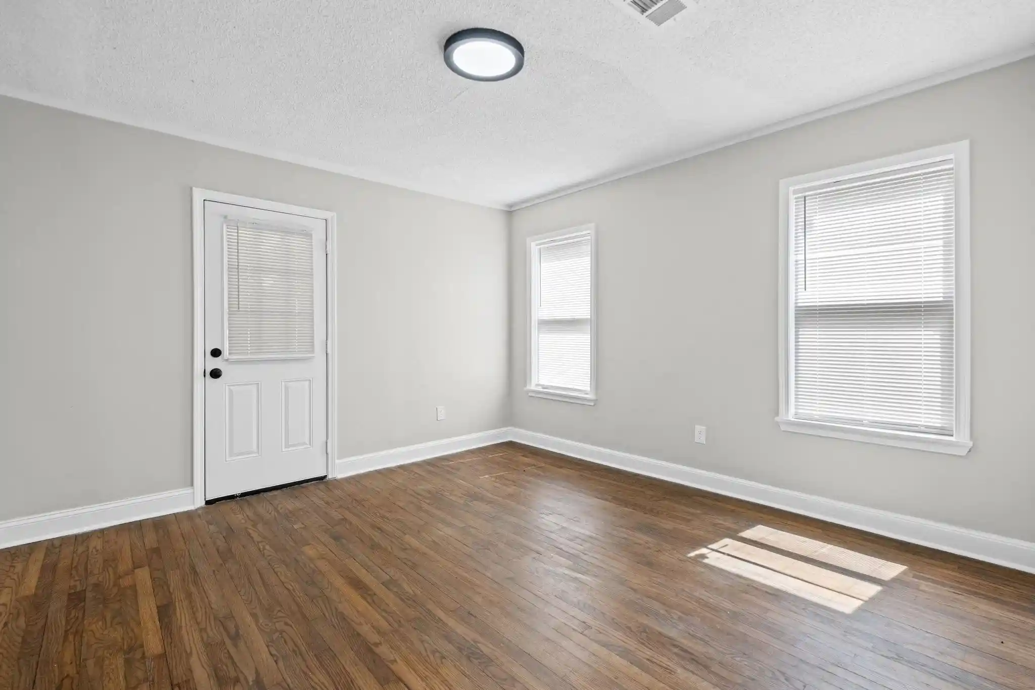 Listing Photo 2 - Condo for sale in building located at 658 Hillcrest St, Memphis, TN 38112 - Unit #