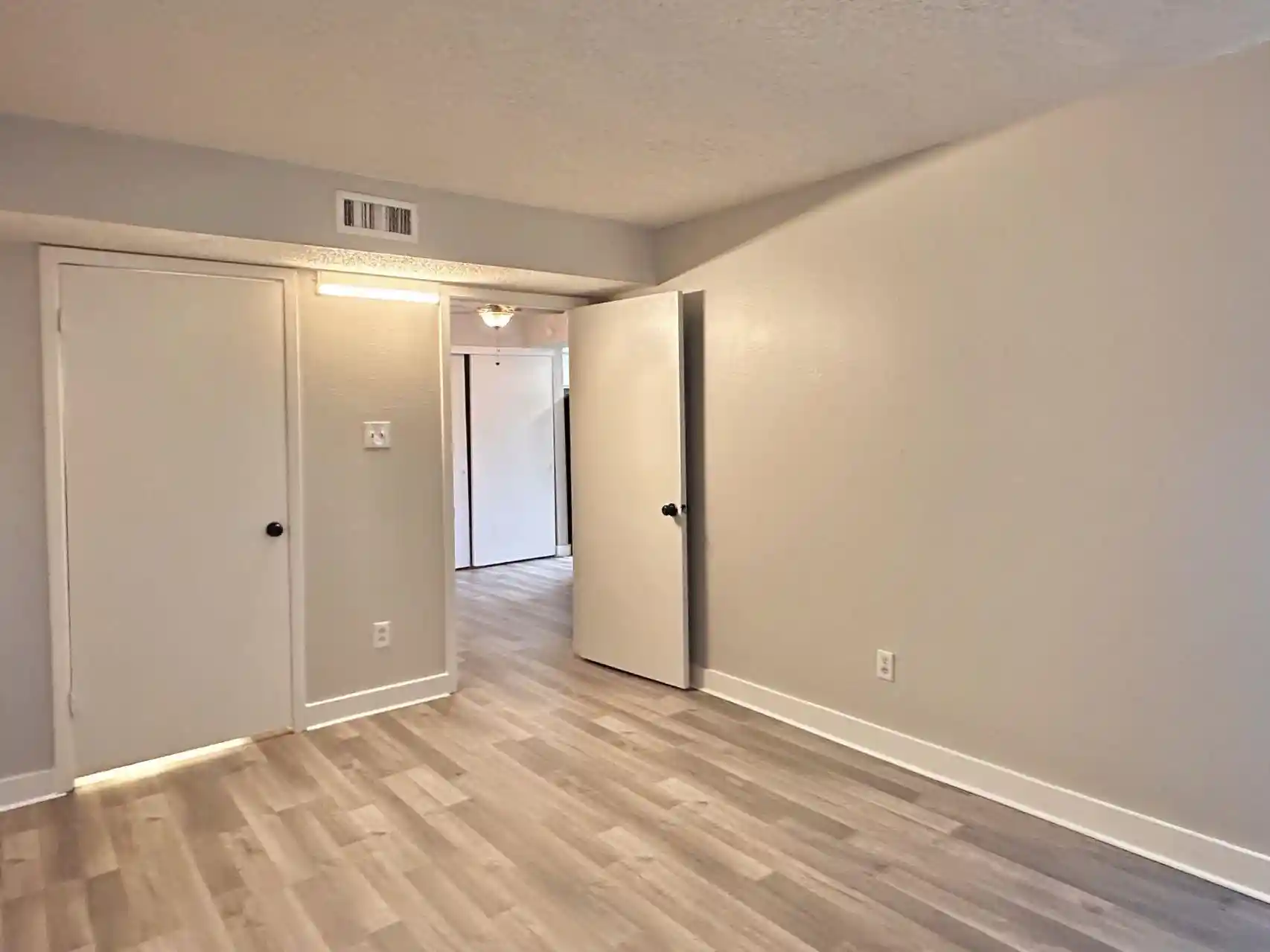Listing Photo 4 - Condo for sale in building located at 6684 Whispering Oak Pl, Memphis, TN 38120 - Unit #1