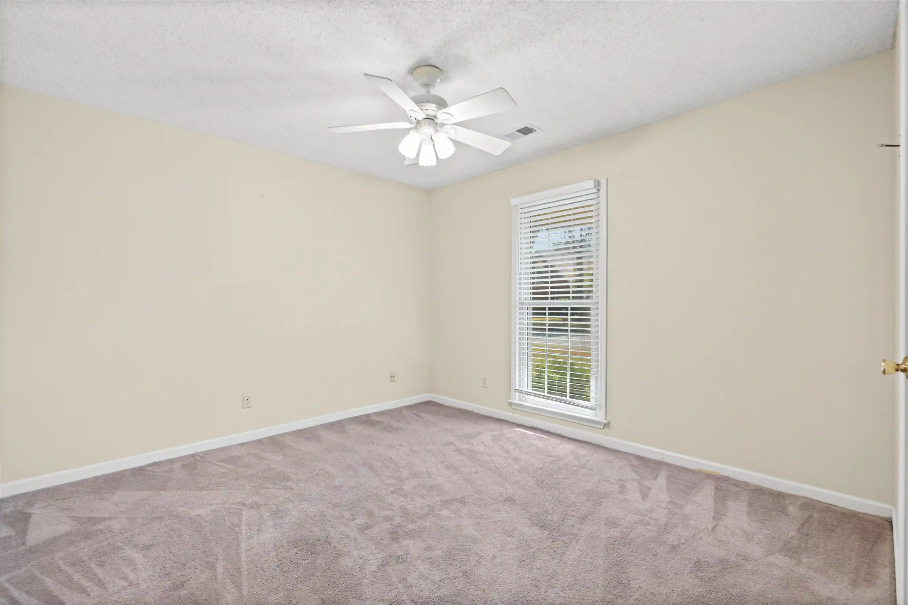 Photo 3 of Sale Pending at 8142 S Creekside Cir, Cordova, TN 38016 | MLS# 10230314 | Listing updated on 2026-10-01